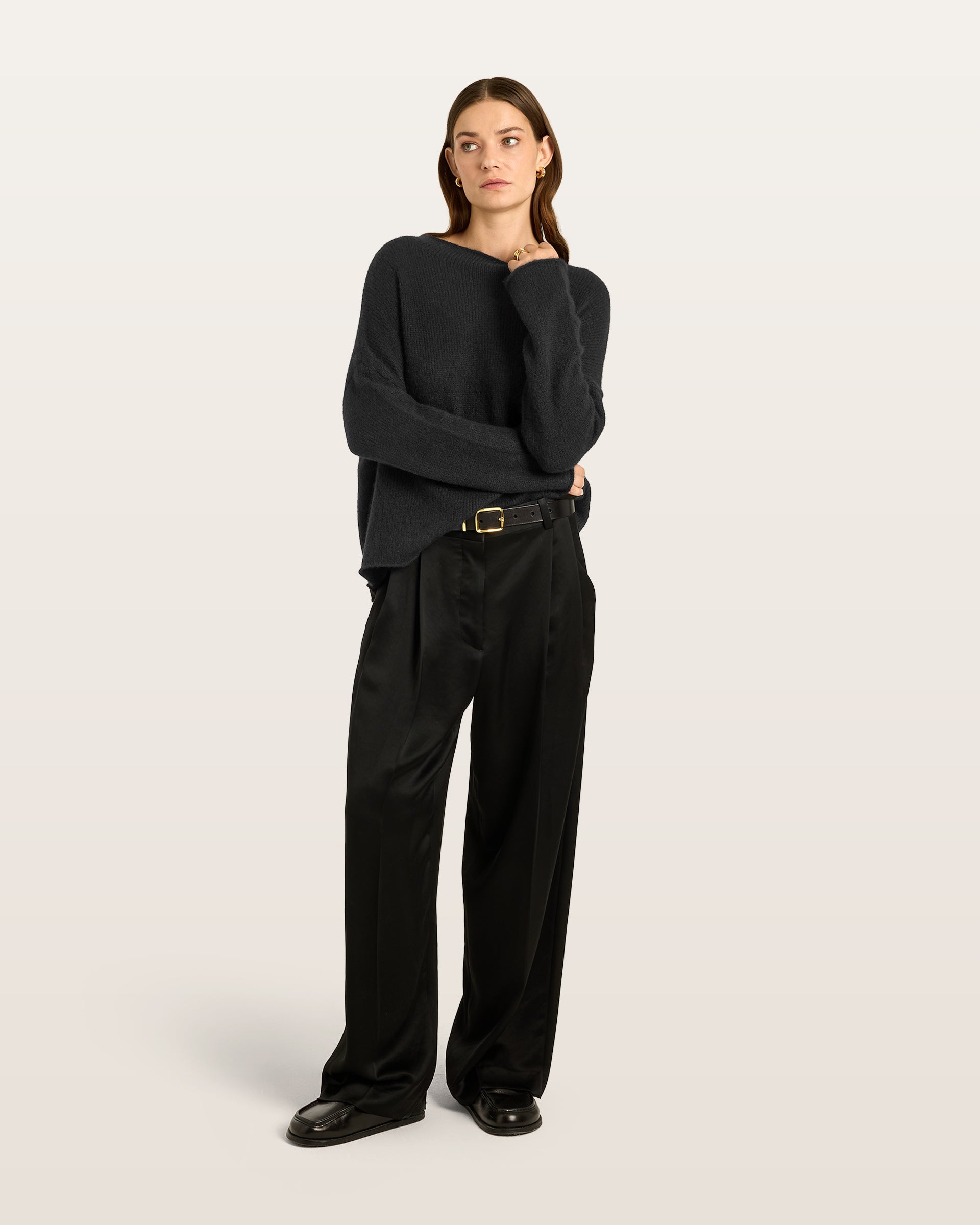 Damen Pullover aus 75 % Kaschmir und 25 % Seide in Black – glatt und locker gestrickter Pullover in mittelschwerer Qualität mit oversized Passform, breiter und kurzer Silhouette sowie cleanem Rundhalsausschnitt. Überschnittene Schultern und lange, relaxte Ärmel unterstreichen den modernen Look, während Ärmelbündchen und Saum mit speziellem Finish für einen besonderen Akzent sorgen.