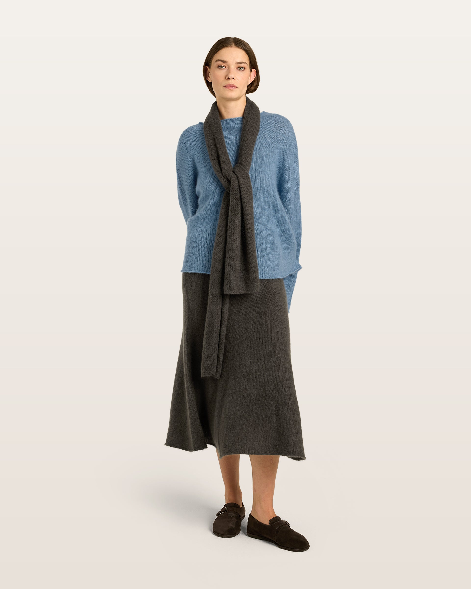 Damen Pullover aus 75 % Kaschmir und 25 % Seide in Blue Fog – glatt und locker gestrickter Pullover in mittelschwerer Qualität mit oversized Passform, breiter und kurzer Silhouette sowie cleanem Rundhalsausschnitt. Überschnittene Schultern und lange, relaxte Ärmel unterstreichen den modernen Look, während Ärmelbündchen und Saum mit speziellem Finish für einen besonderen Akzent sorgen.
