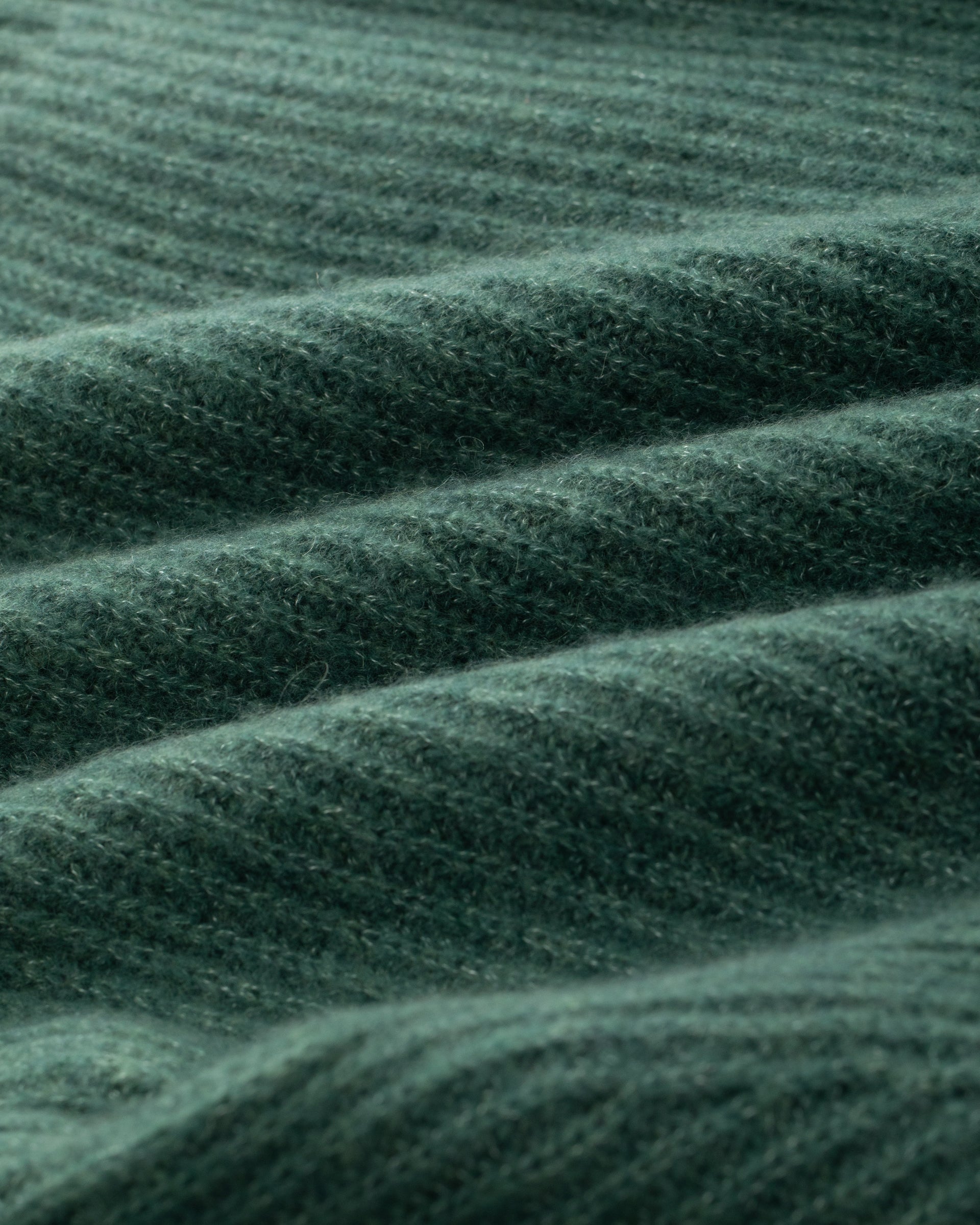 Damen Cardigan aus 75 % Kaschmir und 25 % Seide in Emerald – Cardigan im Patent-Strickmuster in mittelschwerer Qualität mit relaxter Passform, Rundhalsausschnitt mit Kragen in Rippstruktur, Raglanärmeln sowie langen, schmalen Ärmeln. Ärmelbündchen und Saum sind in Rippstruktur gearbeitet. Knöpfe aus waschbarem Leder verleihen dem Modell einen hochwertigen, stilvollen Akzent.
