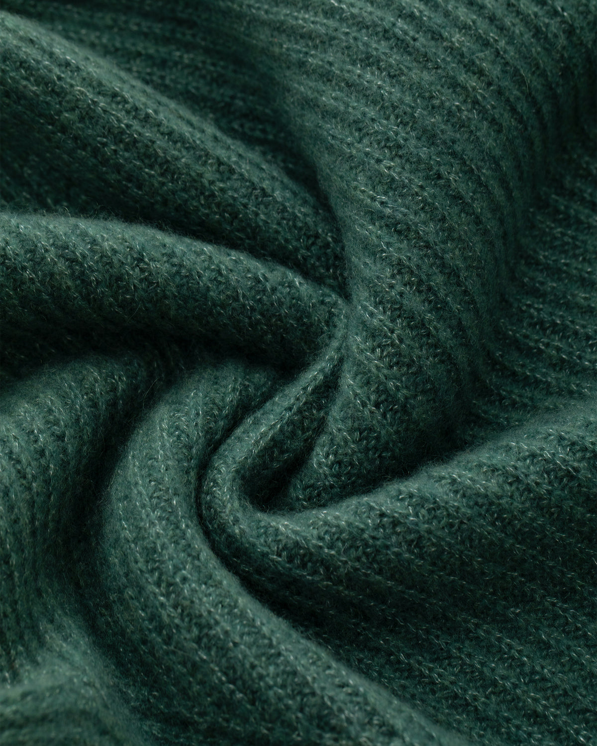 Damen Cardigan aus 75 % Kaschmir und 25 % Seide in Emerald – Cardigan im Patent-Strickmuster in mittelschwerer Qualität mit relaxter Passform, Rundhalsausschnitt mit Kragen in Rippstruktur, Raglanärmeln sowie langen, schmalen Ärmeln. Ärmelbündchen und Saum sind in Rippstruktur gearbeitet. Knöpfe aus waschbarem Leder verleihen dem Modell einen hochwertigen, stilvollen Akzent.
