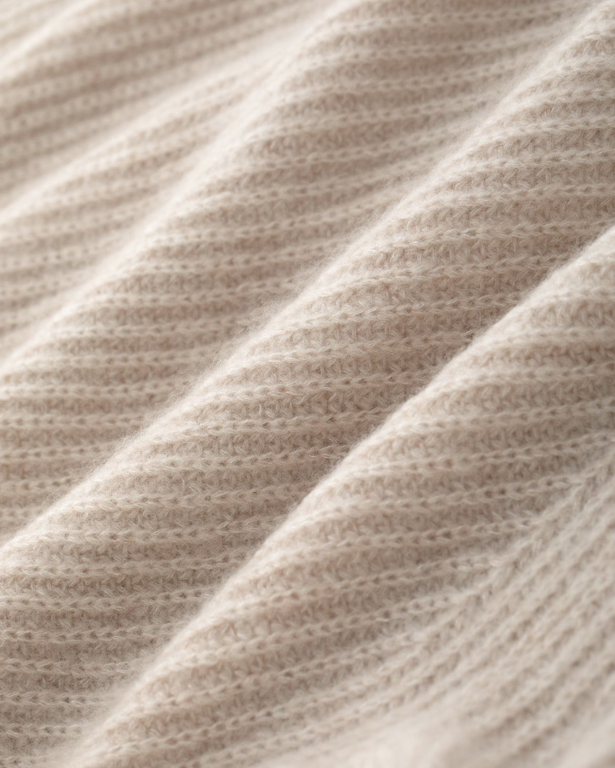 Damen Cardigan aus 75 % Kaschmir und 25 % Seide in Wheat – Cardigan im Patent-Strickmuster in mittelschwerer Qualität mit relaxter Passform, Rundhalsausschnitt mit Kragen in Rippstruktur, Raglanärmeln sowie langen, schmalen Ärmeln. Ärmelbündchen und Saum sind in Rippstruktur gearbeitet. Knöpfe aus waschbarem Leder verleihen dem Modell einen hochwertigen, stilvollen Akzent.
