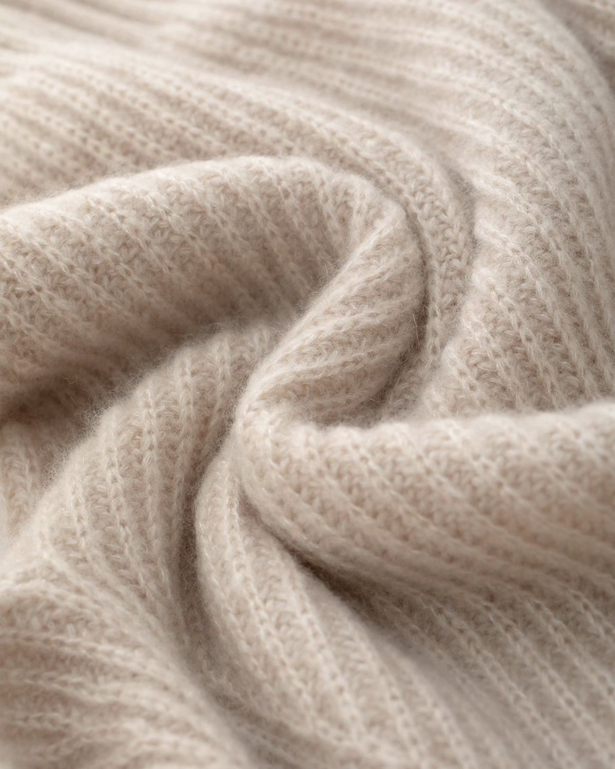 Damen Cardigan aus 75 % Kaschmir und 25 % Seide in Wheat – Cardigan im Patent-Strickmuster in mittelschwerer Qualität mit relaxter Passform, Rundhalsausschnitt mit Kragen in Rippstruktur, Raglanärmeln sowie langen, schmalen Ärmeln. Ärmelbündchen und Saum sind in Rippstruktur gearbeitet. Knöpfe aus waschbarem Leder verleihen dem Modell einen hochwertigen, stilvollen Akzent.
