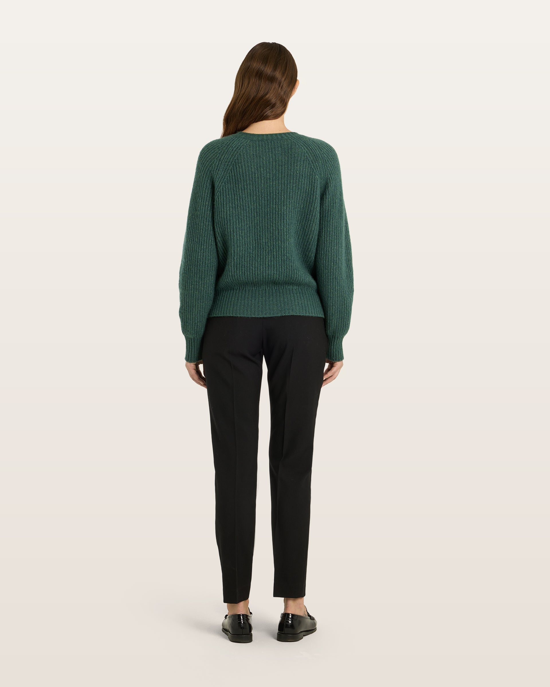 Damen Cardigan aus 75 % Kaschmir und 25 % Seide in Emerald – Cardigan im Patent-Strickmuster in mittelschwerer Qualität mit relaxter Passform, Rundhalsausschnitt mit Kragen in Rippstruktur, Raglanärmeln sowie langen, schmalen Ärmeln. Ärmelbündchen und Saum sind in Rippstruktur gearbeitet. Knöpfe aus waschbarem Leder verleihen dem Modell einen hochwertigen, stilvollen Akzent.
