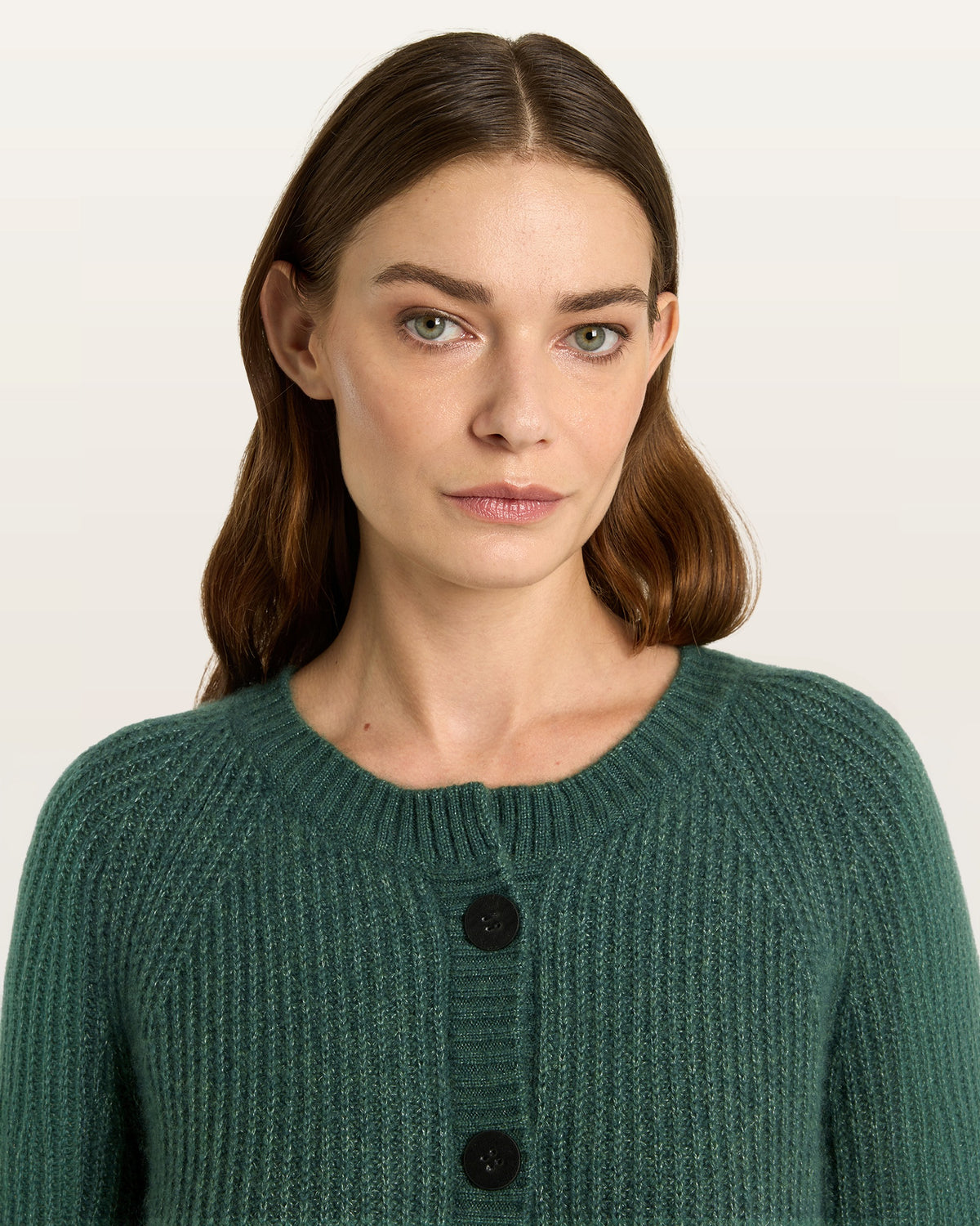 Damen Cardigan aus 75 % Kaschmir und 25 % Seide in Emerald – Cardigan im Patent-Strickmuster in mittelschwerer Qualität mit relaxter Passform, Rundhalsausschnitt mit Kragen in Rippstruktur, Raglanärmeln sowie langen, schmalen Ärmeln. Ärmelbündchen und Saum sind in Rippstruktur gearbeitet. Knöpfe aus waschbarem Leder verleihen dem Modell einen hochwertigen, stilvollen Akzent.
