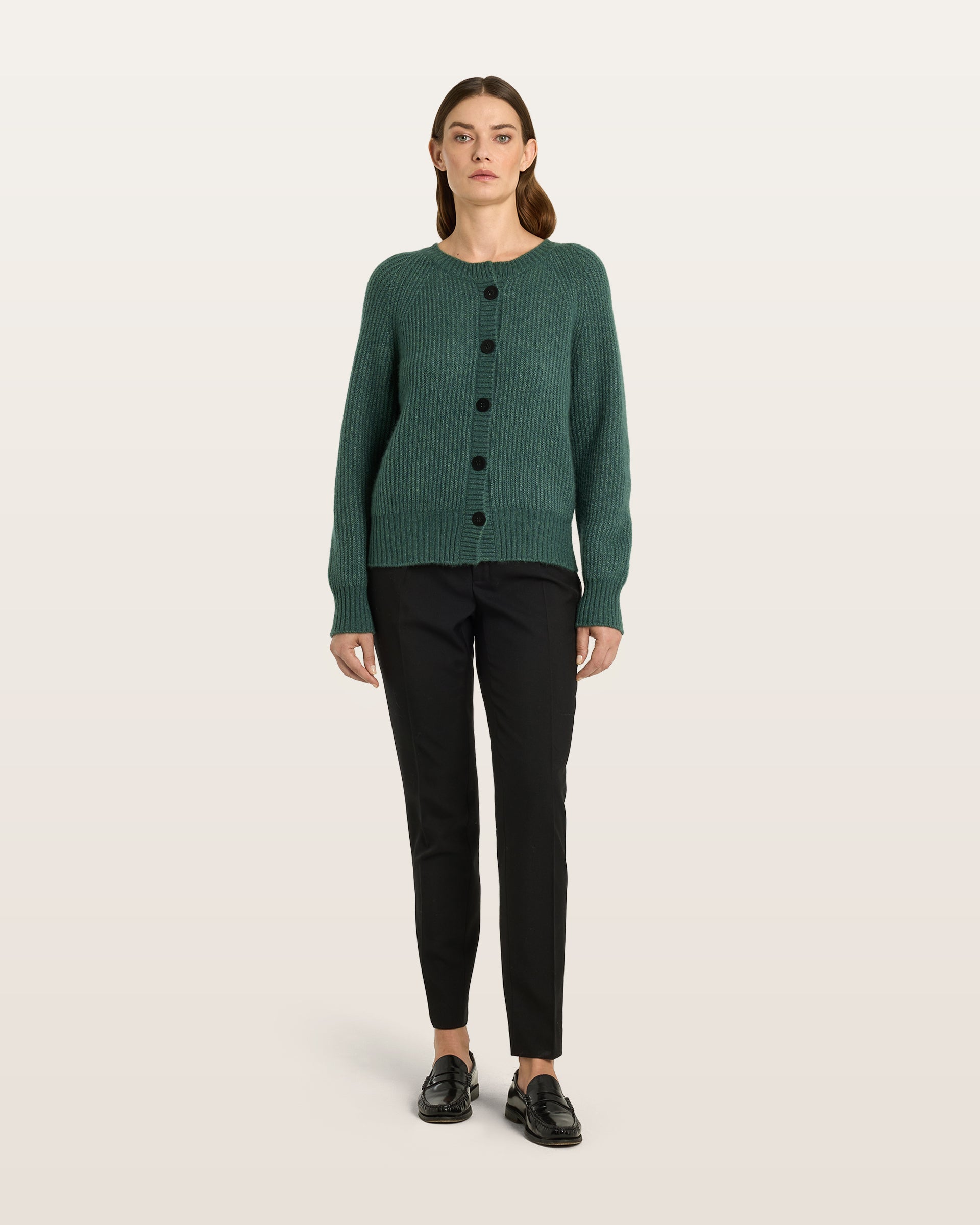 Damen Cardigan aus 75 % Kaschmir und 25 % Seide in Emerald – Cardigan im Patent-Strickmuster in mittelschwerer Qualität mit relaxter Passform, Rundhalsausschnitt mit Kragen in Rippstruktur, Raglanärmeln sowie langen, schmalen Ärmeln. Ärmelbündchen und Saum sind in Rippstruktur gearbeitet. Knöpfe aus waschbarem Leder verleihen dem Modell einen hochwertigen, stilvollen Akzent.
