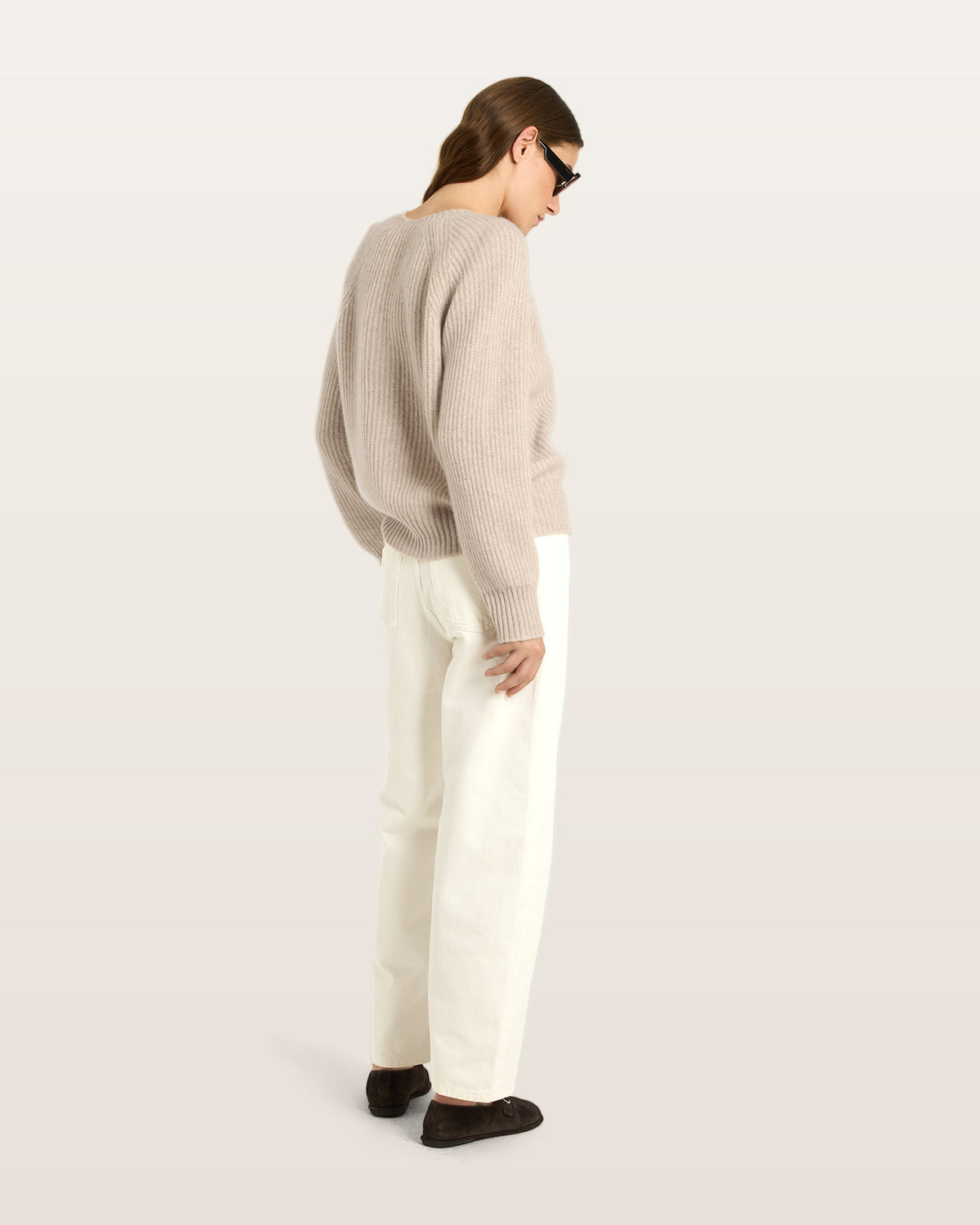 Damen Cardigan aus 75 % Kaschmir und 25 % Seide in Wheat – Cardigan im Patent-Strickmuster in mittelschwerer Qualität mit relaxter Passform, Rundhalsausschnitt mit Kragen in Rippstruktur, Raglanärmeln sowie langen, schmalen Ärmeln. Ärmelbündchen und Saum sind in Rippstruktur gearbeitet. Knöpfe aus waschbarem Leder verleihen dem Modell einen hochwertigen, stilvollen Akzent.
