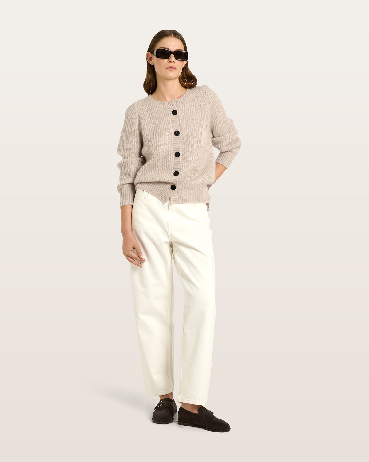 Damen Cardigan aus 75 % Kaschmir und 25 % Seide in Wheat – Cardigan im Patent-Strickmuster in mittelschwerer Qualität mit relaxter Passform, Rundhalsausschnitt mit Kragen in Rippstruktur, Raglanärmeln sowie langen, schmalen Ärmeln. Ärmelbündchen und Saum sind in Rippstruktur gearbeitet. Knöpfe aus waschbarem Leder verleihen dem Modell einen hochwertigen, stilvollen Akzent.
