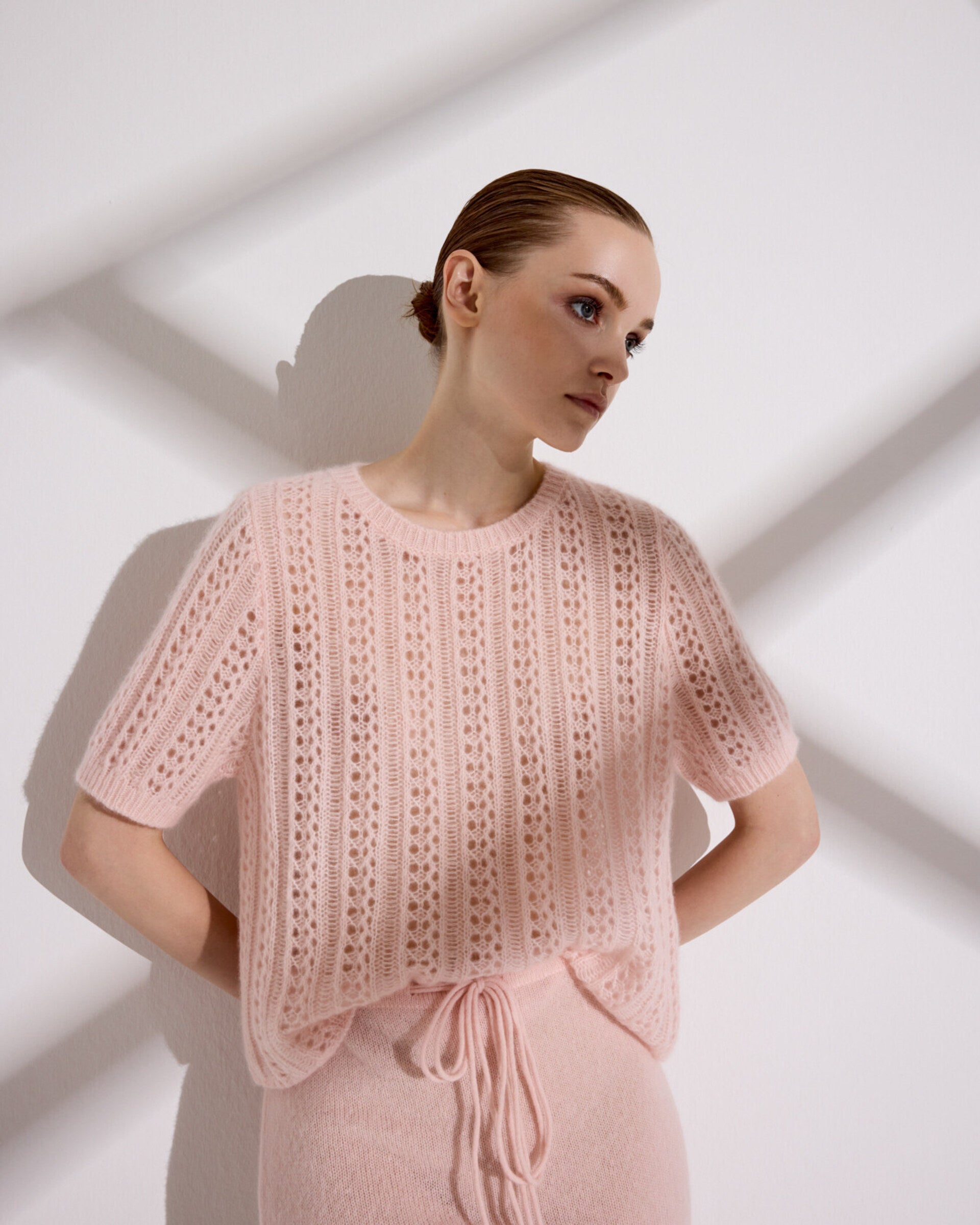 Damen Halbarm-Pullover in cherry blossom (rosa) aus Kaschmir-Seide – mittelschwerer, leichter und luftiger Strick mit Ajour-Lochmuster, relaxte Passform, Rundhalsausschnitt mit Rippkragen, klassische Schulter, Halbarm sowie Rippbündchen an Ärmeln und Saum.