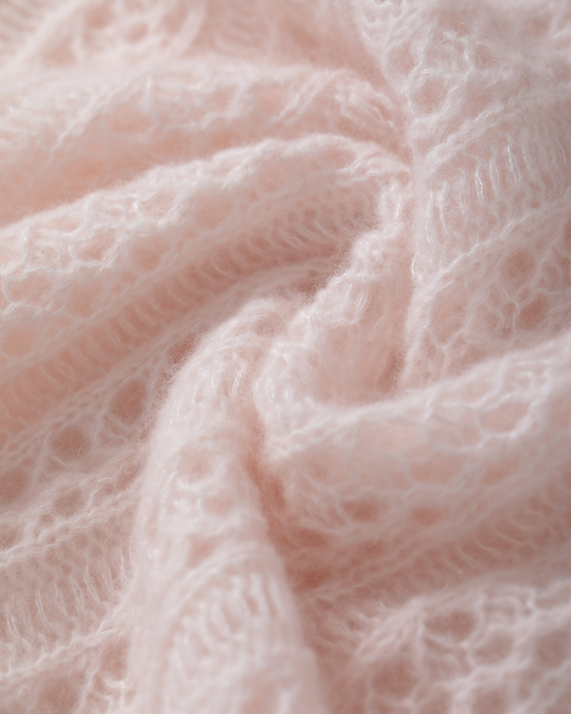 Damen Halbarm-Pullover in cherry blossom (rosa) aus Kaschmir-Seide – mittelschwerer, leichter und luftiger Strick mit Ajour-Lochmuster, relaxte Passform, Rundhalsausschnitt mit Rippkragen, klassische Schulter, Halbarm sowie Rippbündchen an Ärmeln und Saum.