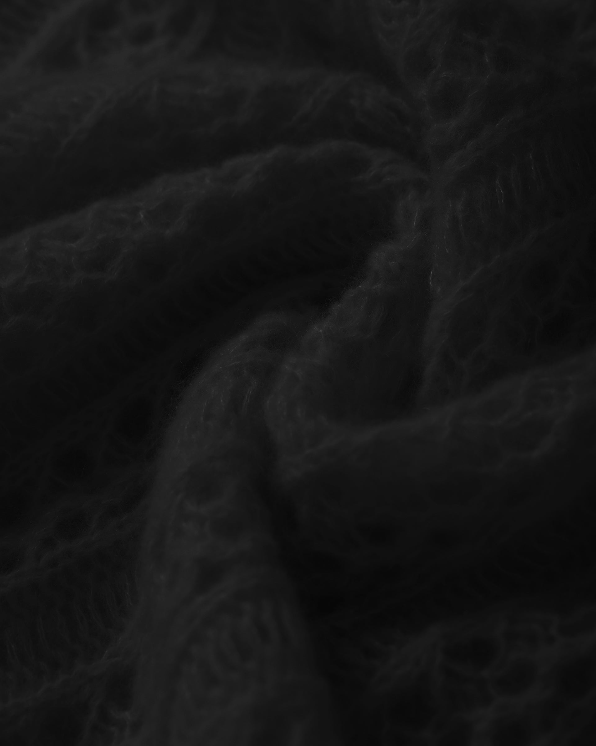 Damen Halbarm-Pullover in black (schwarz) aus Kaschmir-Seide – mittelschwerer, leichter und luftiger Strick mit Ajour-Lochmuster, relaxte Passform, Rundhalsausschnitt mit Rippkragen, klassische Schulter, Halbarm sowie Rippbündchen an Ärmeln und Saum.