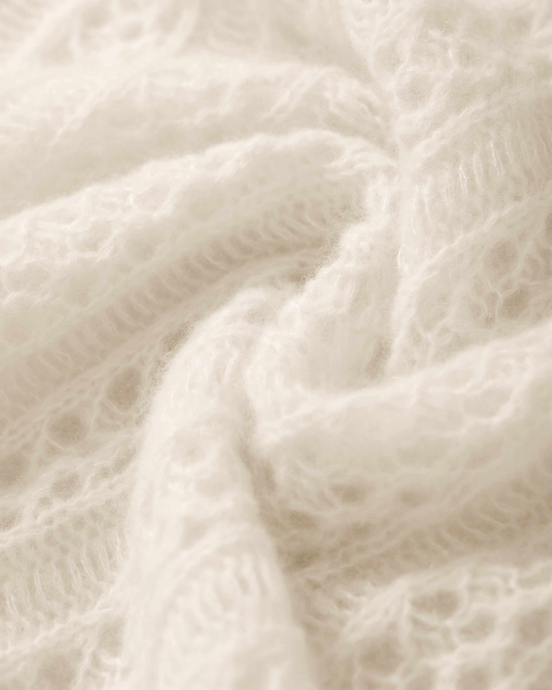 Damen Halbarm-Pullover in ivory (cremeweiß) aus Kaschmir-Seide – mittelschwerer, leichter und luftiger Strick mit Ajour-Lochmuster, relaxte Passform, Rundhalsausschnitt mit Rippkragen, klassische Schulter, Halbarm sowie Rippbündchen an Ärmeln und Saum.