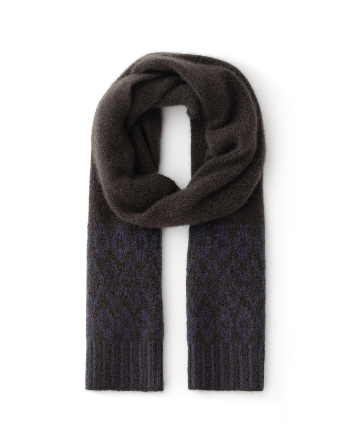 Damen Schal aus 75 % Kaschmir und 25 % Seide in Forest Grey – glatt gestrickter Schal in grober Strickqualität mit zweifarbigem Jacquard an den Schalenden. Das zeitlose Design verbindet weiche Haptik mit einem markanten Strickdetail und vielseitigen Stylingmöglichkeiten.