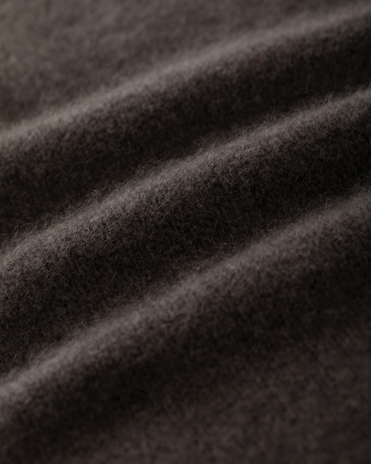 Damen Schal aus 75 % Kaschmir und 25 % Seide in Forest Grey – glatt gestrickter Schal in grober Strickqualität mit zweifarbigem Jacquard an den Schalenden. Das zeitlose Design verbindet weiche Haptik mit einem markanten Strickdetail und vielseitigen Stylingmöglichkeiten.