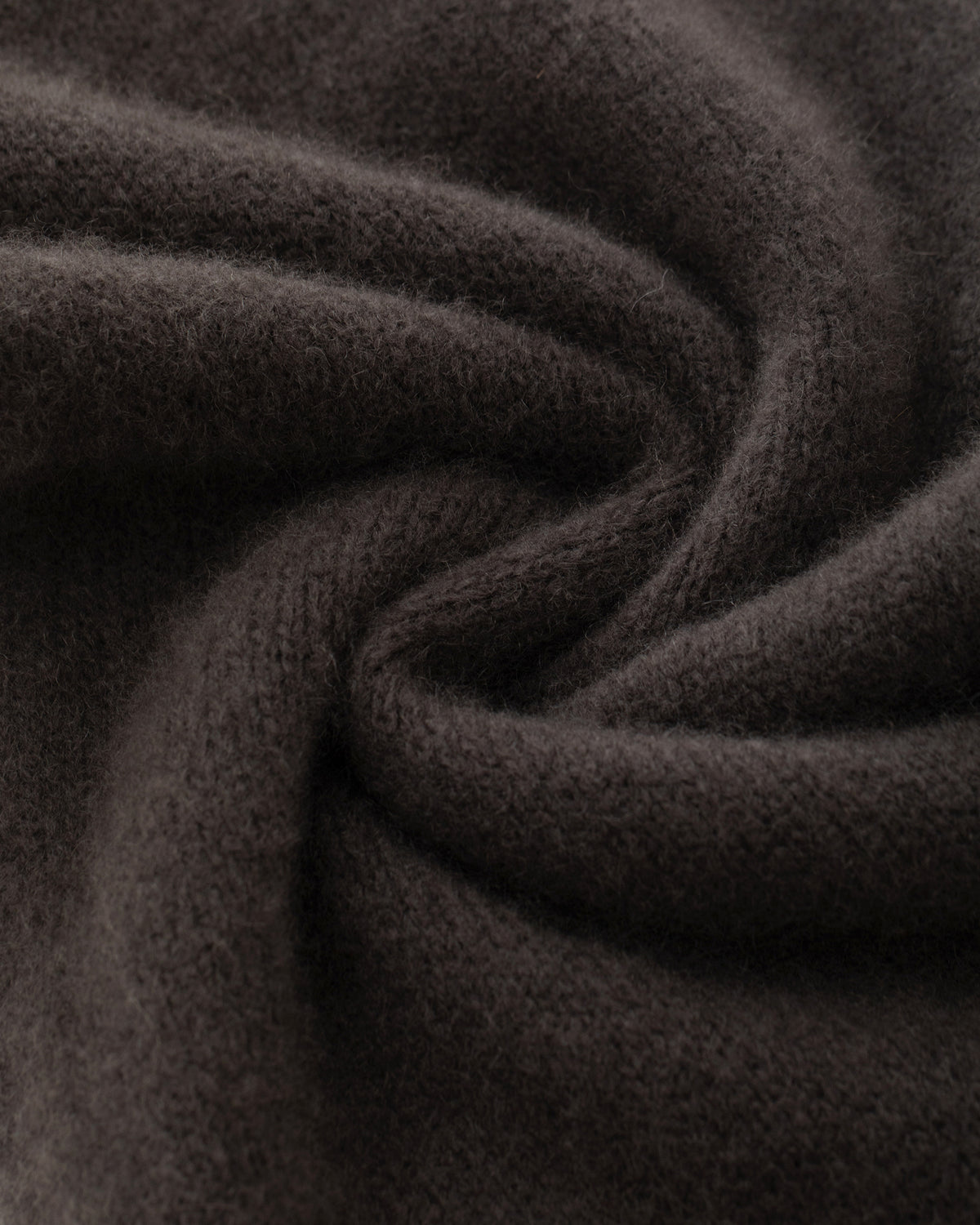 Damen Schal aus 75 % Kaschmir und 25 % Seide in Forest Grey – glatt gestrickter Schal in grober Strickqualität mit zweifarbigem Jacquard an den Schalenden. Das zeitlose Design verbindet weiche Haptik mit einem markanten Strickdetail und vielseitigen Stylingmöglichkeiten.