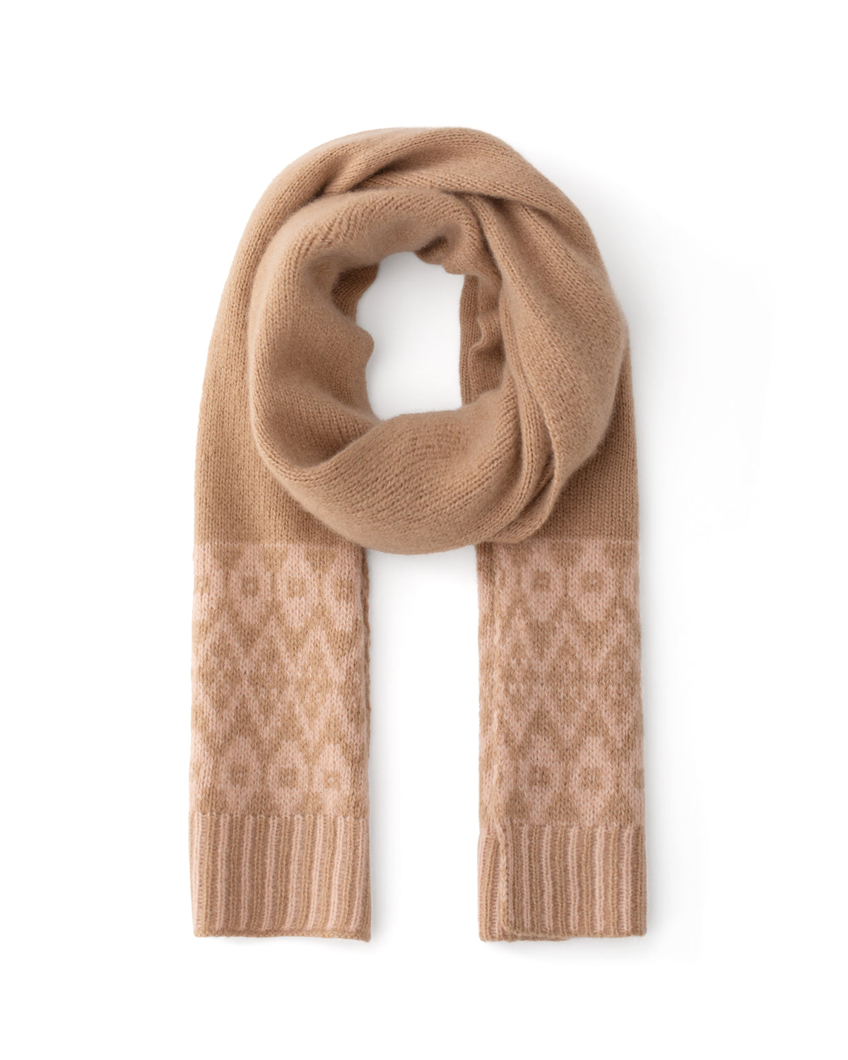 Damen Schal aus 75 % Kaschmir und 25 % Seide in Sand Rose – glatt gestrickter Schal in grober Strickqualität mit zweifarbigem Jacquard an den Schalenden. Das zeitlose Design verbindet weiche Haptik mit einem markanten Strickdetail und vielseitigen Stylingmöglichkeiten.