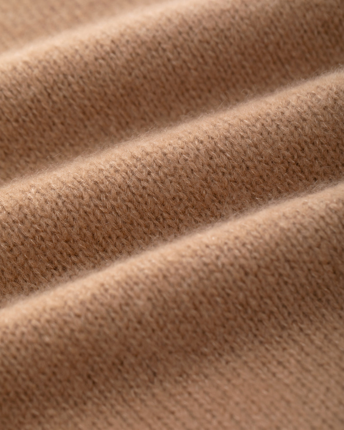 Damen Schal aus 75 % Kaschmir und 25 % Seide in Sand Rose – glatt gestrickter Schal in grober Strickqualität mit zweifarbigem Jacquard an den Schalenden. Das zeitlose Design verbindet weiche Haptik mit einem markanten Strickdetail und vielseitigen Stylingmöglichkeiten.