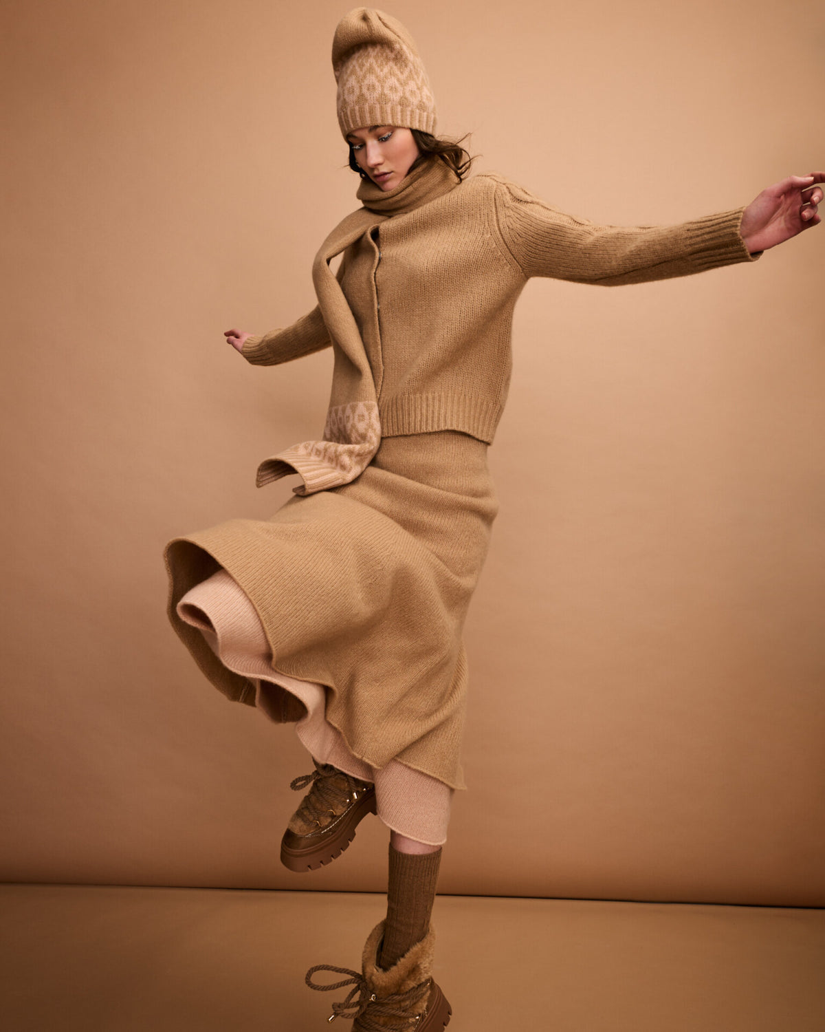 Damen Schal aus 75 % Kaschmir und 25 % Seide in Sand Rose – glatt gestrickter Schal in grober Strickqualität mit zweifarbigem Jacquard an den Schalenden. Das zeitlose Design verbindet weiche Haptik mit einem markanten Strickdetail und vielseitigen Stylingmöglichkeiten.
