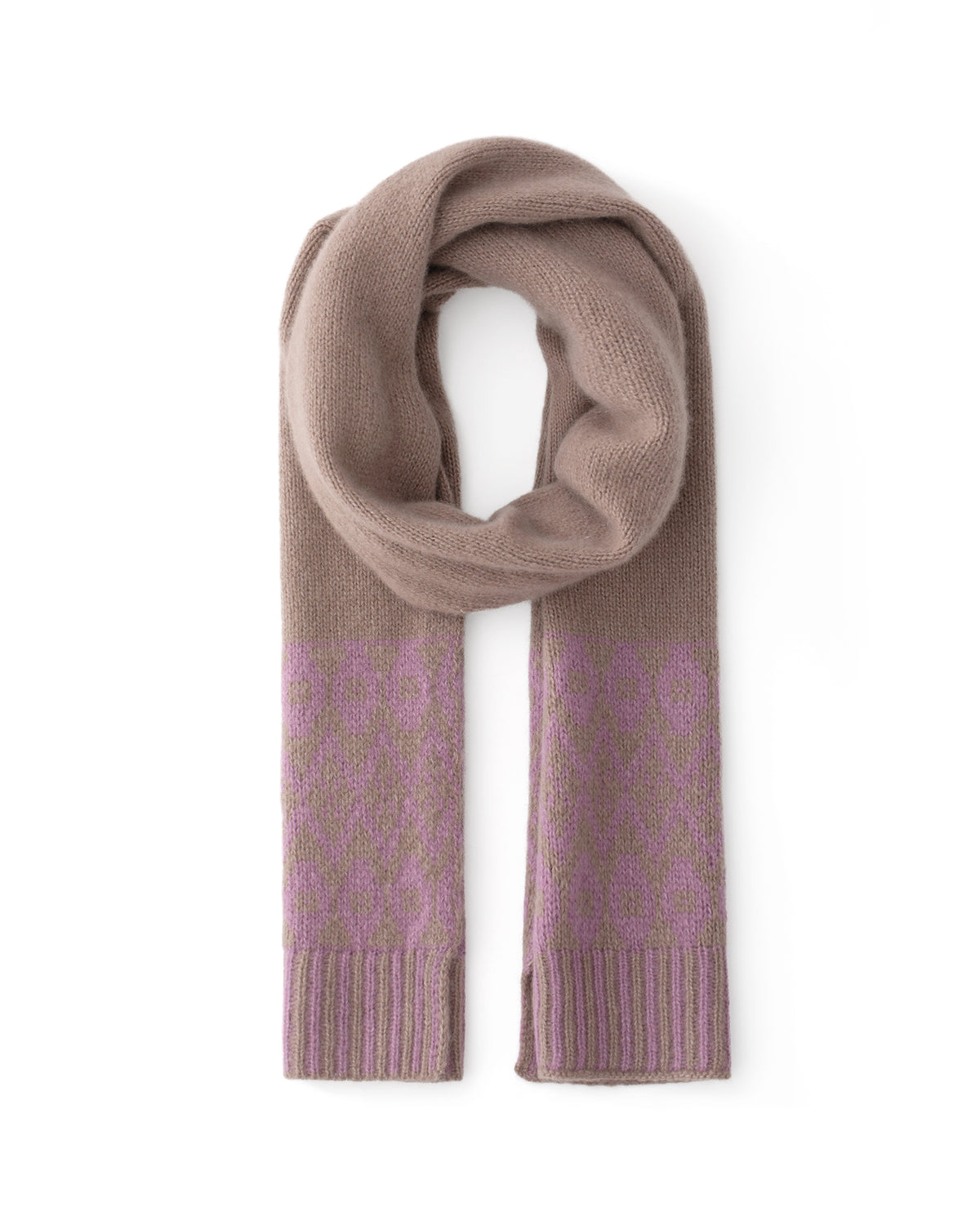 Damen Schal aus 75 % Kaschmir und 25 % Seide in Twine Lilac – glatt gestrickter Schal in grober Strickqualität mit zweifarbigem Jacquard an den Schalenden. Das zeitlose Design verbindet weiche Haptik mit einem markanten Strickdetail und vielseitigen Stylingmöglichkeiten.