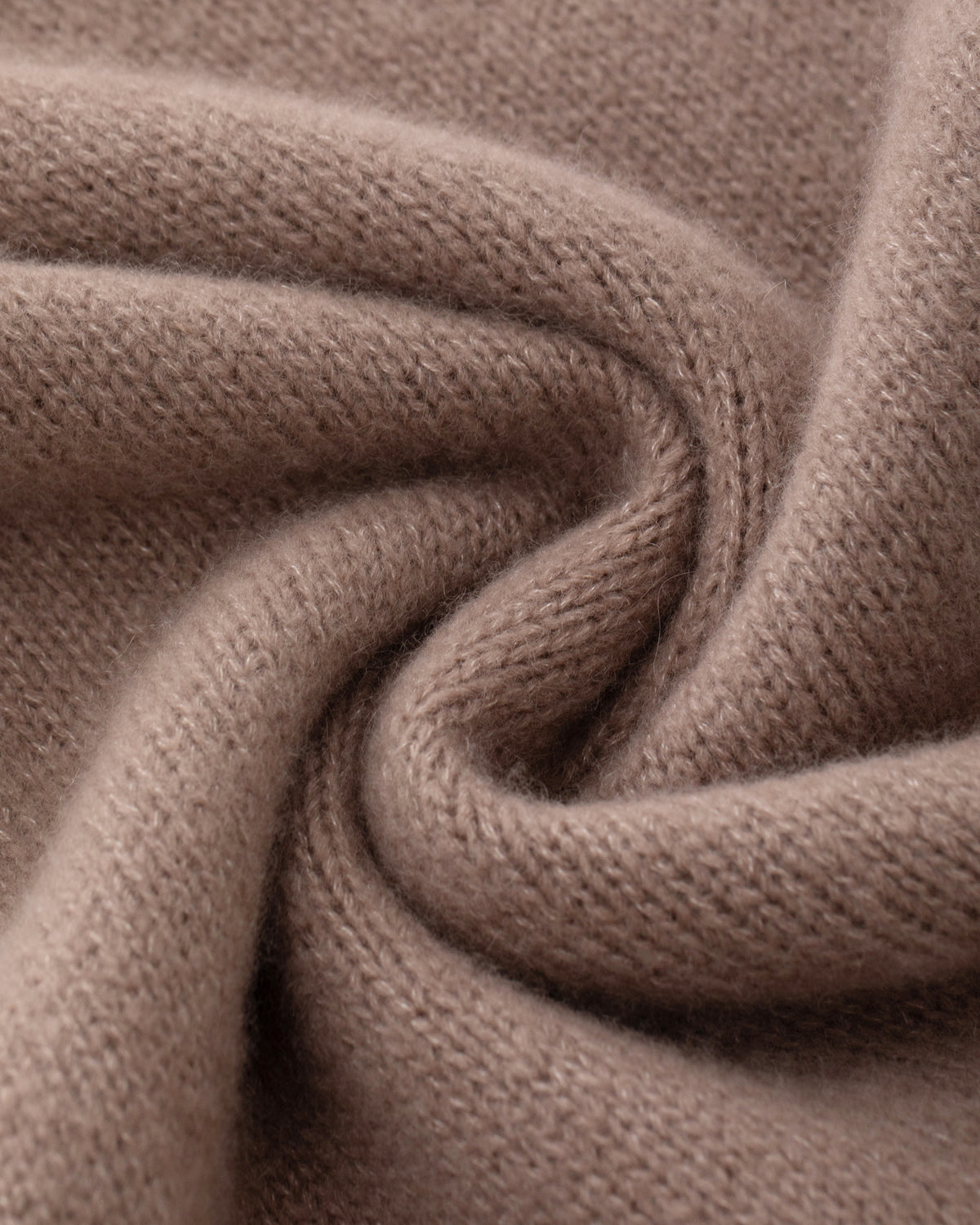 Damen Schal aus 75 % Kaschmir und 25 % Seide in Twine Lilac – glatt gestrickter Schal in grober Strickqualität mit zweifarbigem Jacquard an den Schalenden. Das zeitlose Design verbindet weiche Haptik mit einem markanten Strickdetail und vielseitigen Stylingmöglichkeiten.