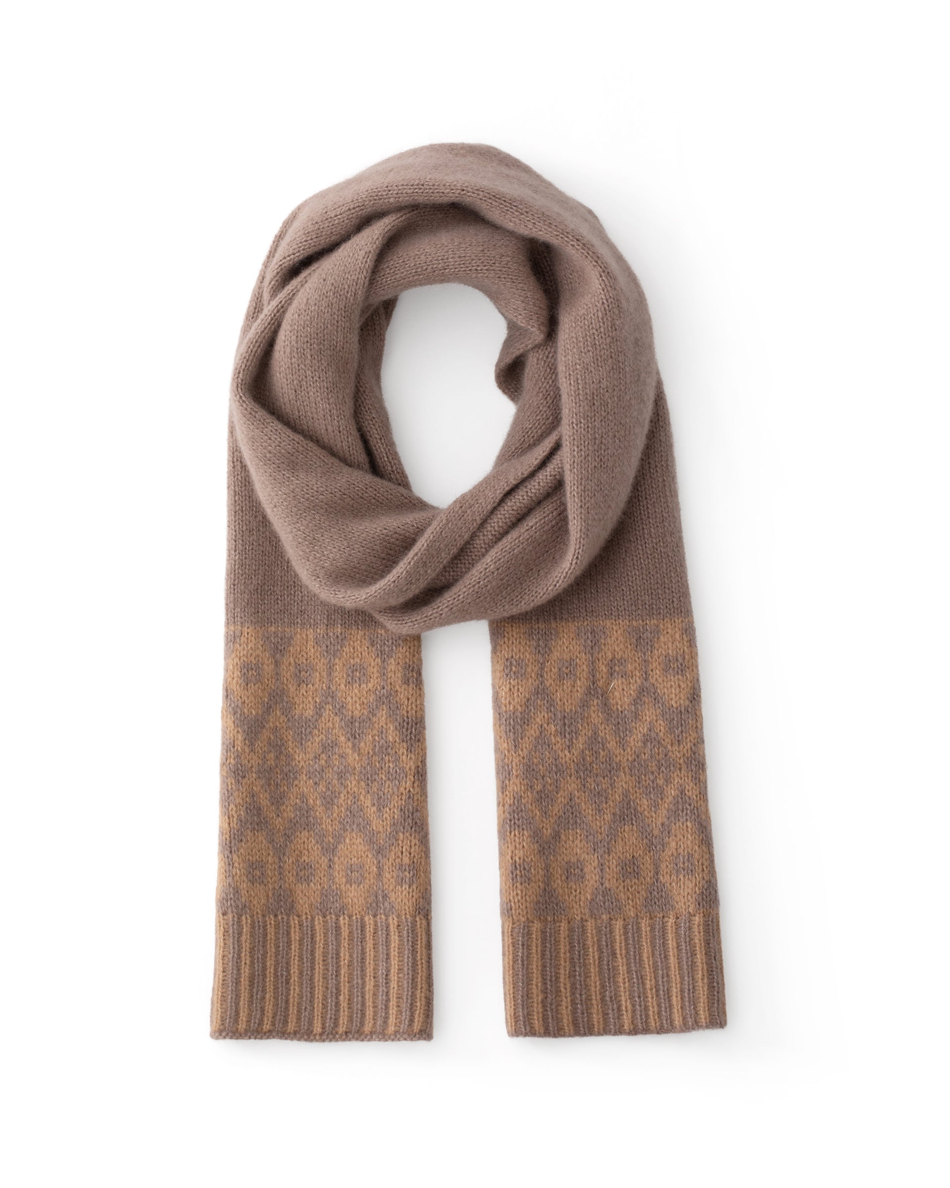 Damen Schal aus 75 % Kaschmir und 25 % Seide in Twine Sand – glatt gestrickter Schal in grober Strickqualität mit zweifarbigem Jacquard an den Schalenden. Das zeitlose Design verbindet weiche Haptik mit einem markanten Strickdetail und vielseitigen Stylingmöglichkeiten.
