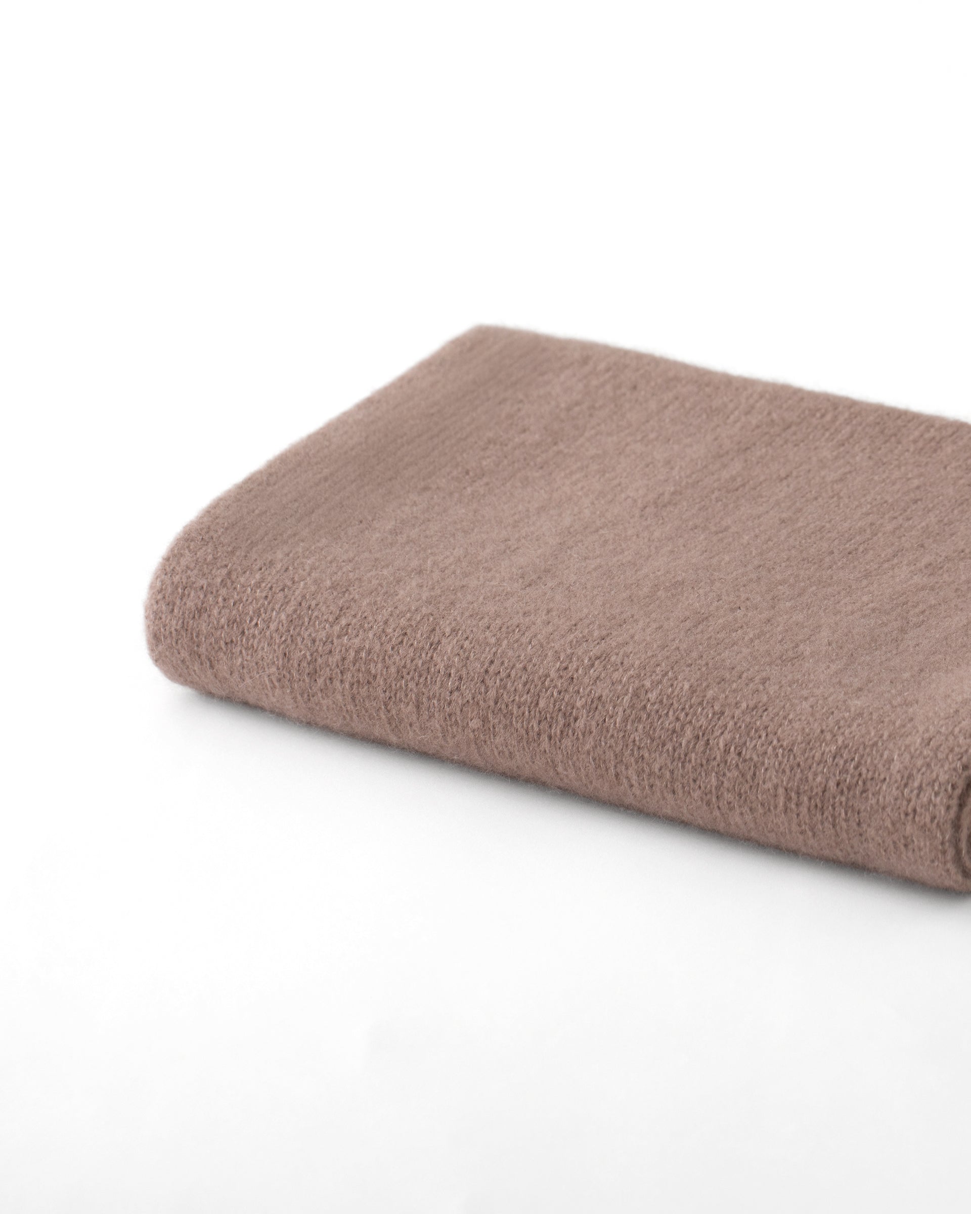 Damen Schal aus 75 % Kaschmir und 25 % Seide in Twine Sand – glatt gestrickter Schal in grober Strickqualität mit zweifarbigem Jacquard an den Schalenden. Das zeitlose Design verbindet weiche Haptik mit einem markanten Strickdetail und vielseitigen Stylingmöglichkeiten.
