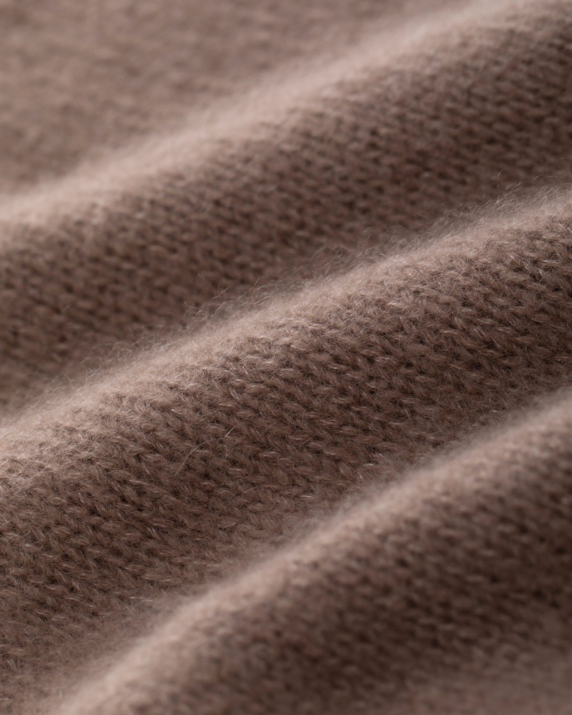 Damen Schal aus 75 % Kaschmir und 25 % Seide in Twine Sand – glatt gestrickter Schal in grober Strickqualität mit zweifarbigem Jacquard an den Schalenden. Das zeitlose Design verbindet weiche Haptik mit einem markanten Strickdetail und vielseitigen Stylingmöglichkeiten.

