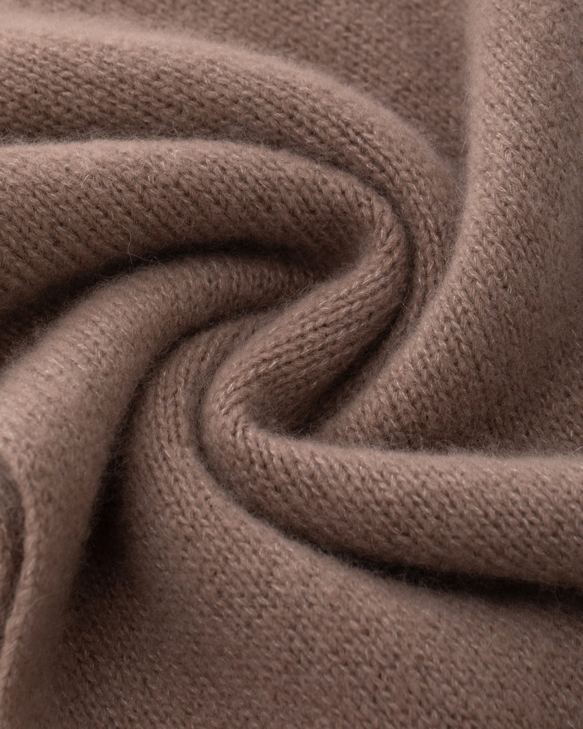 Damen Schal aus 75 % Kaschmir und 25 % Seide in Twine Sand – glatt gestrickter Schal in grober Strickqualität mit zweifarbigem Jacquard an den Schalenden. Das zeitlose Design verbindet weiche Haptik mit einem markanten Strickdetail und vielseitigen Stylingmöglichkeiten.
