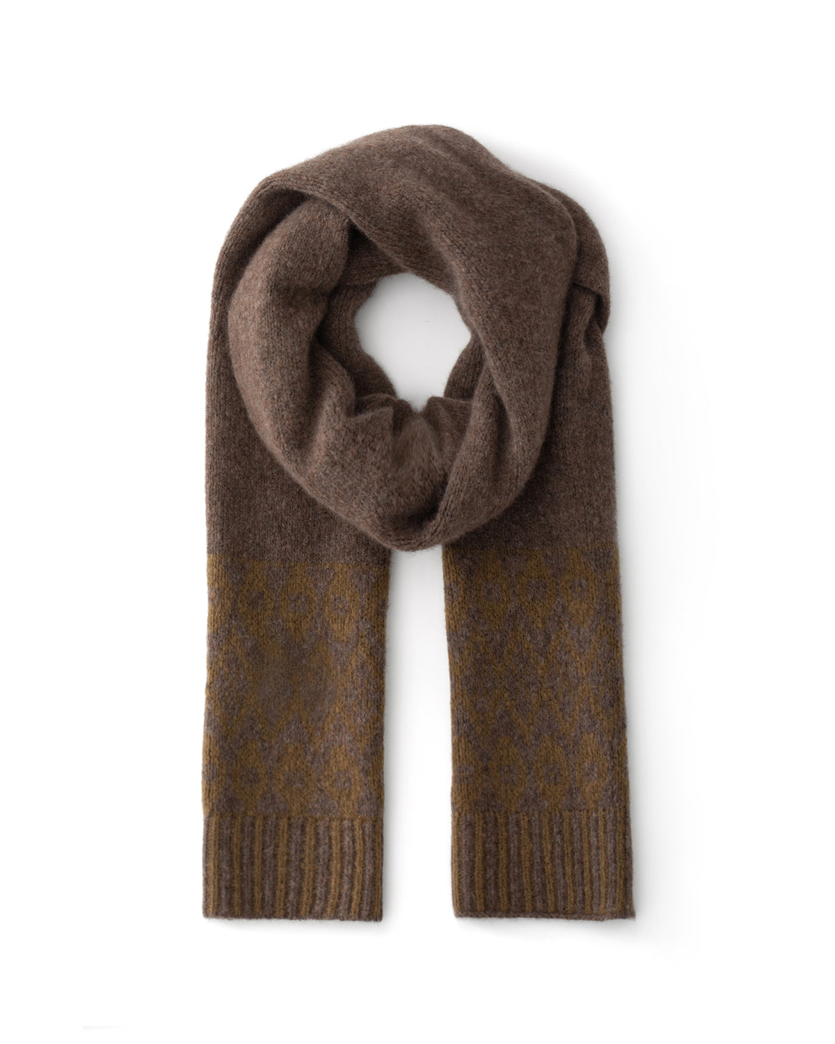 Damen Schal aus 75 % Kaschmir und 25 % Seide in Wilderness Tapenade – glatt gestrickter Schal in grober Strickqualität mit zweifarbigem Jacquard an den Schalenden. Das zeitlose Design verbindet weiche Haptik mit einem markanten Strickdetail und vielseitigen Stylingmöglichkeiten.