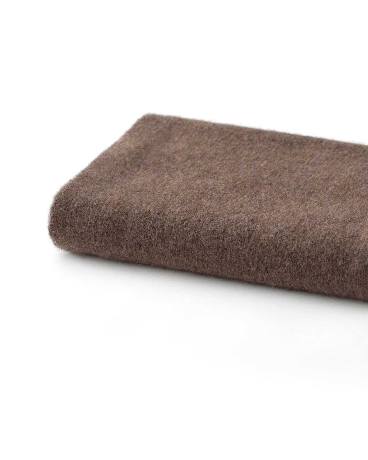 Damen Schal aus 75 % Kaschmir und 25 % Seide in Wilderness Tapenade – glatt gestrickter Schal in grober Strickqualität mit zweifarbigem Jacquard an den Schalenden. Das zeitlose Design verbindet weiche Haptik mit einem markanten Strickdetail und vielseitigen Stylingmöglichkeiten.