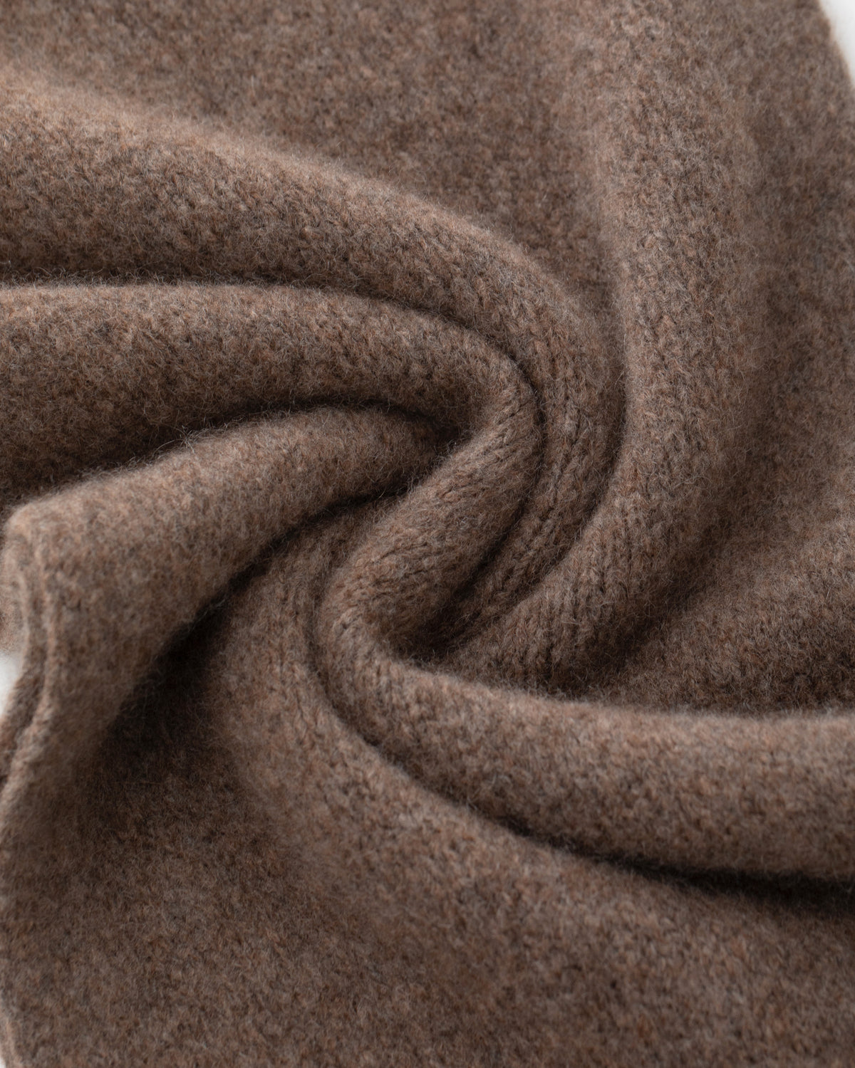 Damen Schal aus 75 % Kaschmir und 25 % Seide in Wilderness Tapenade – glatt gestrickter Schal in grober Strickqualität mit zweifarbigem Jacquard an den Schalenden. Das zeitlose Design verbindet weiche Haptik mit einem markanten Strickdetail und vielseitigen Stylingmöglichkeiten.