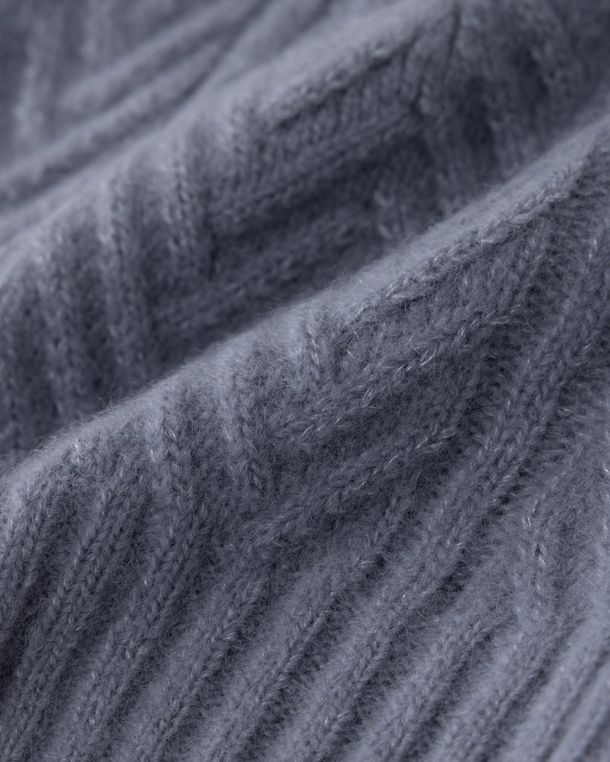 Damen Mütze aus 75 % Kaschmir und 25 % Seide in Blue Mirage – Mütze mit Zopfmuster in mittelschwerer Strickqualität. Der Saum in Rippstruktur sorgt für einen klassischen Abschluss und einen angenehmen Sitz.