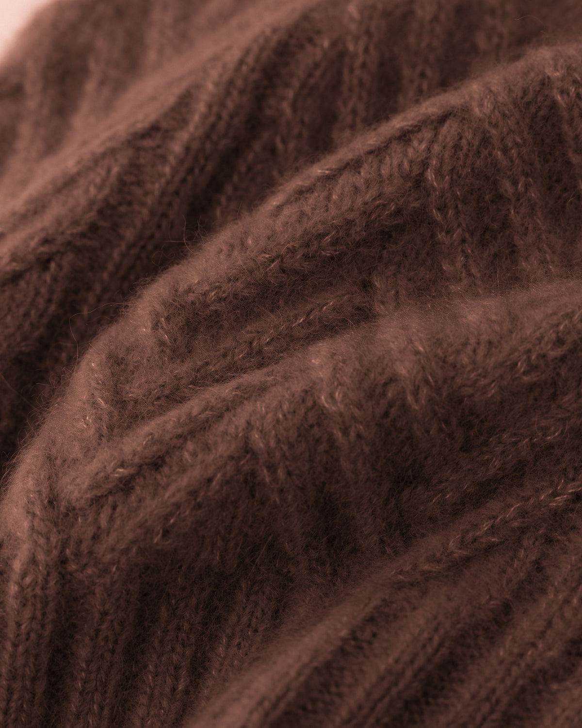 Damen Mütze aus 75 % Kaschmir und 25 % Seide in Maple – Mütze mit Zopfmuster in mittelschwerer Strickqualität. Der Saum in Rippstruktur sorgt für einen klassischen Abschluss und einen angenehmen Sitz.