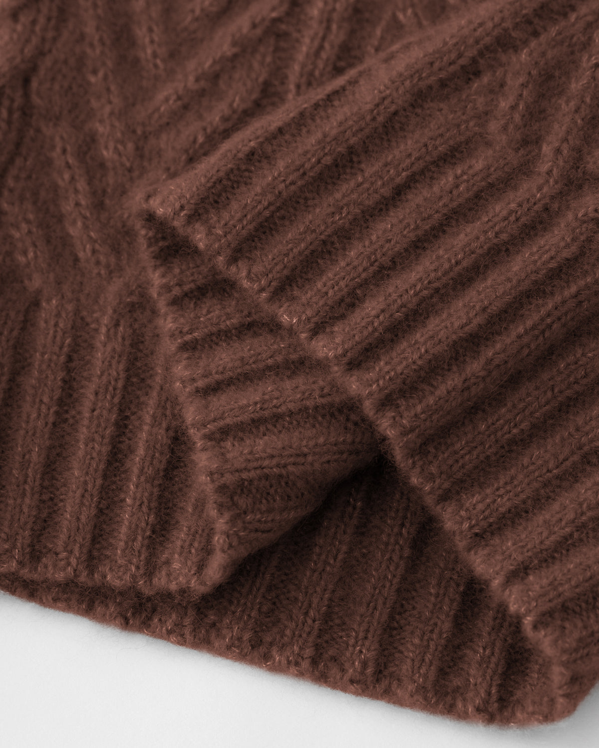 Damen Mütze aus 75 % Kaschmir und 25 % Seide in Maple – Mütze mit Zopfmuster in mittelschwerer Strickqualität. Der Saum in Rippstruktur sorgt für einen klassischen Abschluss und einen angenehmen Sitz.