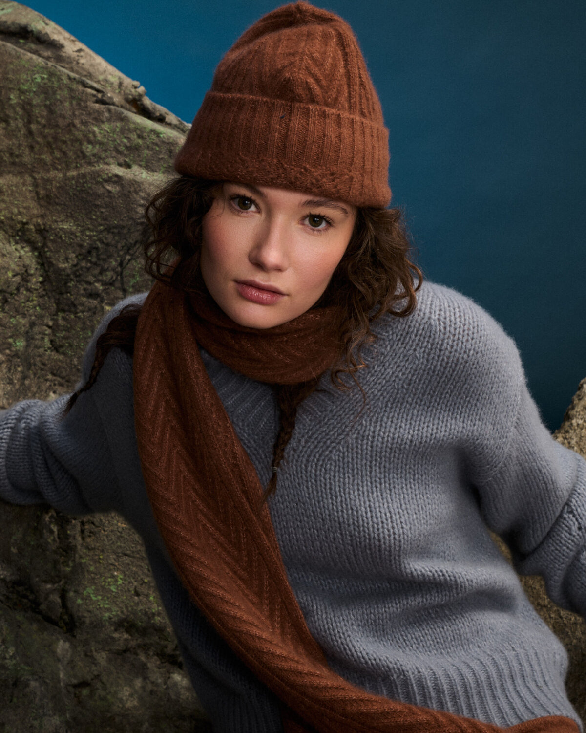 Damen Mütze aus 75 % Kaschmir und 25 % Seide in Maple – Mütze mit Zopfmuster in mittelschwerer Strickqualität. Der Saum in Rippstruktur sorgt für einen klassischen Abschluss und einen angenehmen Sitz.