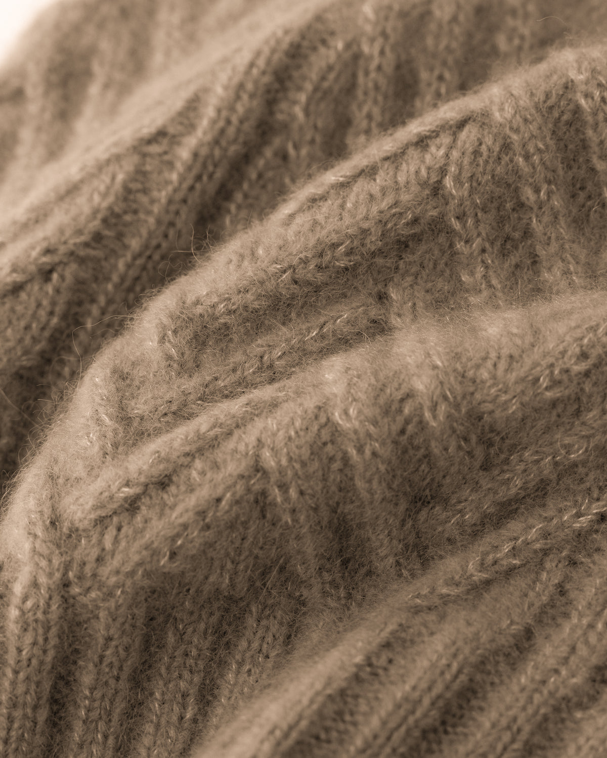 Damen Mütze aus 75 % Kaschmir und 25 % Seide in Warm Sand – Mütze mit Zopfmuster in mittelschwerer Strickqualität. Der Saum in Rippstruktur sorgt für einen klassischen Abschluss und einen angenehmen Sitz.