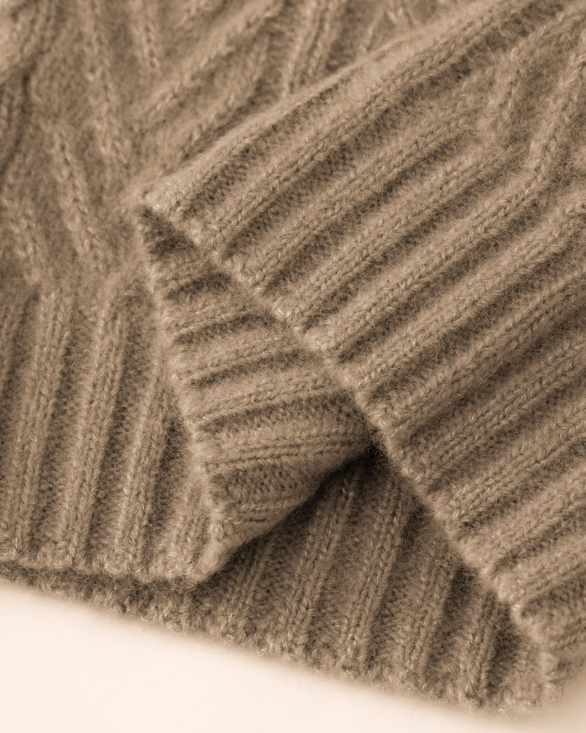Damen Mütze aus 75 % Kaschmir und 25 % Seide in Warm Sand – Mütze mit Zopfmuster in mittelschwerer Strickqualität. Der Saum in Rippstruktur sorgt für einen klassischen Abschluss und einen angenehmen Sitz.
