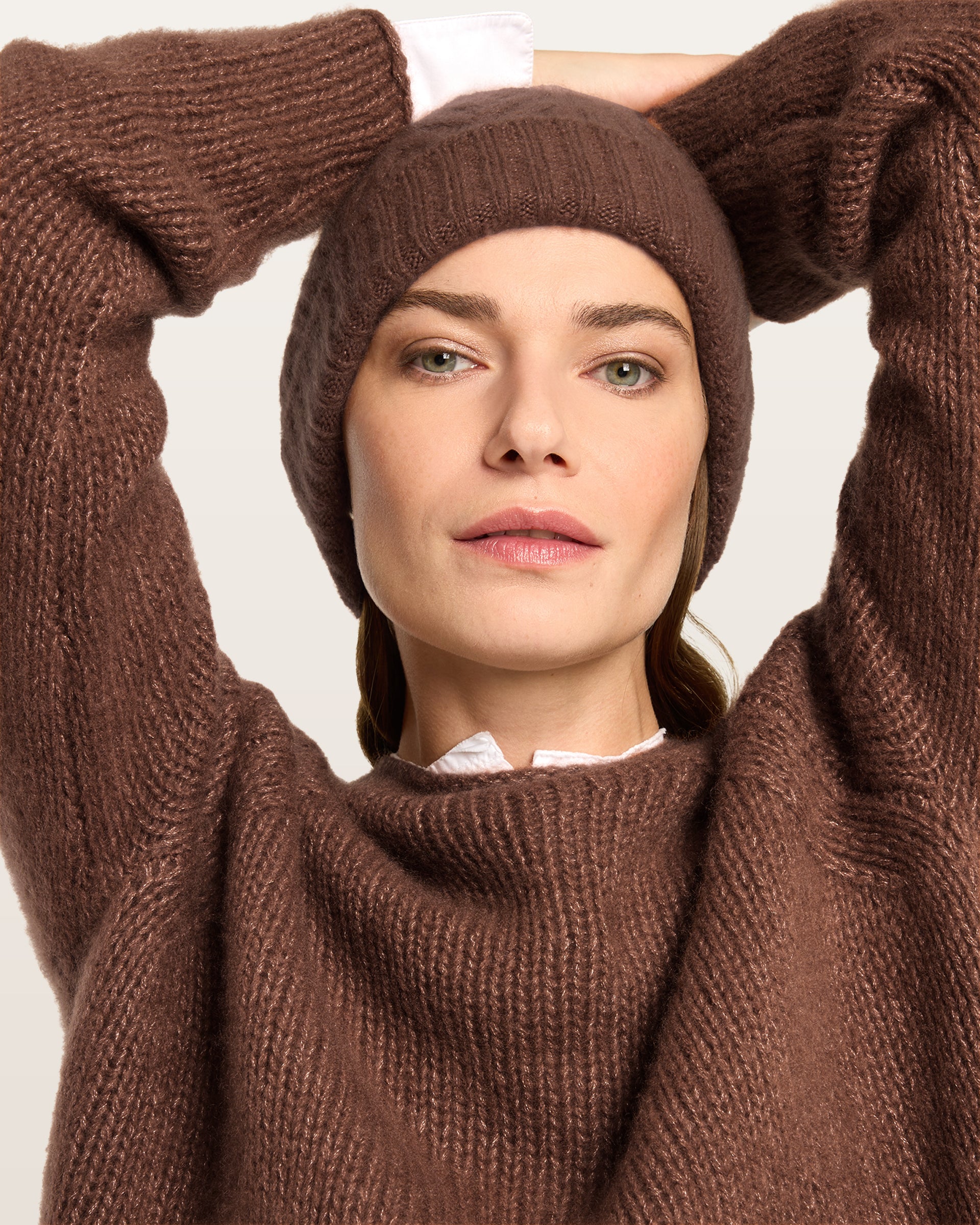 Damen Mütze aus 75 % Kaschmir und 25 % Seide in Maple – Mütze mit Zopfmuster in mittelschwerer Strickqualität. Der Saum in Rippstruktur sorgt für einen klassischen Abschluss und einen angenehmen Sitz.