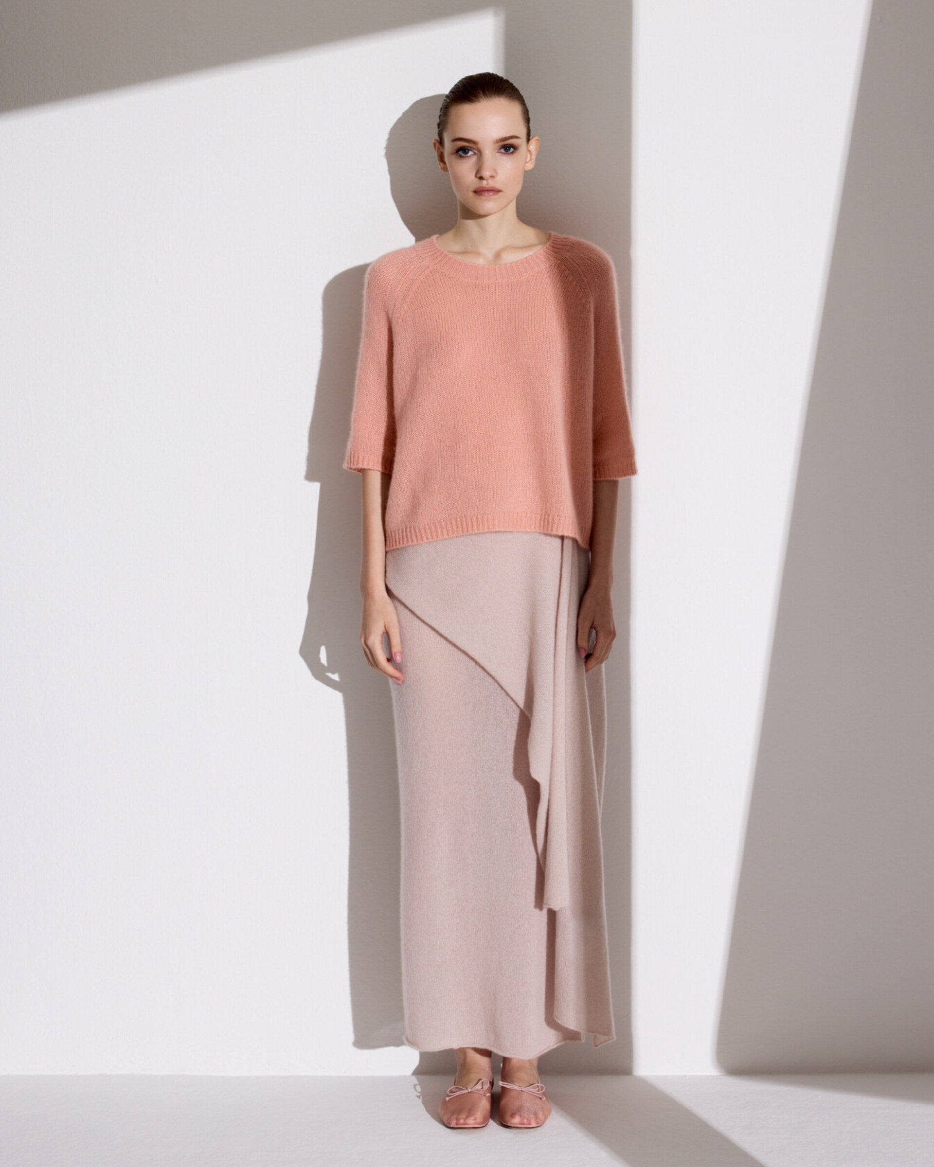 Damen Kurzarm-Pullover aus 75 % Kaschmir und 25 % Seide in orange blush (pfirsich) – mittelschwerer, glatt gestrickter Pullover in kastiger, kurzer und breiter Form mit Rundhalsausschnitt und Rippkragen, Raglan-Halbärmeln sowie Rippbündchen an Ärmeln und Saum