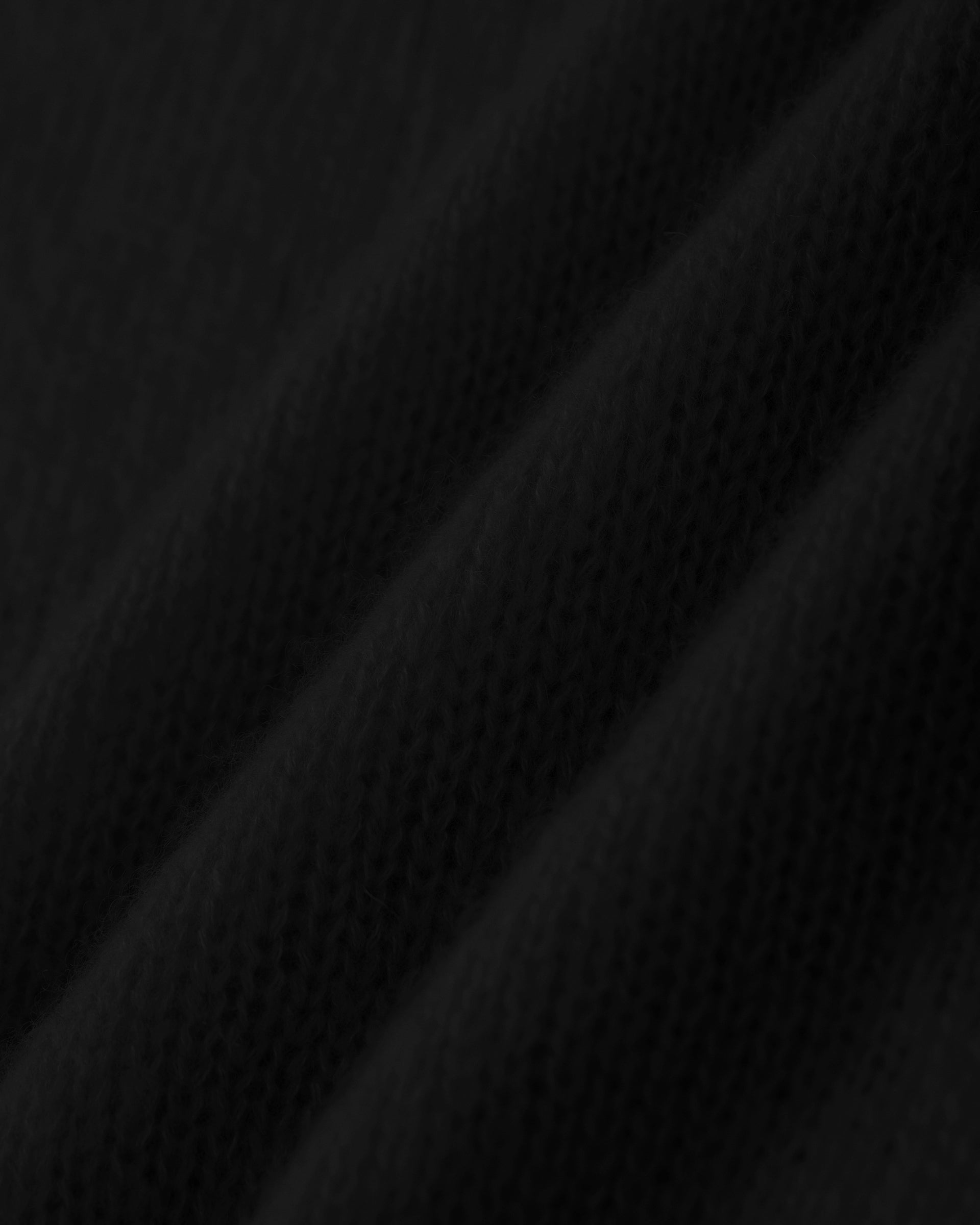 Damen Kurzarm-Pullover aus 75 % Kaschmir und 25 % Seide in black (schwarz) – mittelschwerer, glatt gestrickter Pullover in kastiger, kurzer und breiter Form mit Rundhalsausschnitt und Rippkragen, Raglan-Halbärmeln sowie Rippbündchen an Ärmeln und Saum