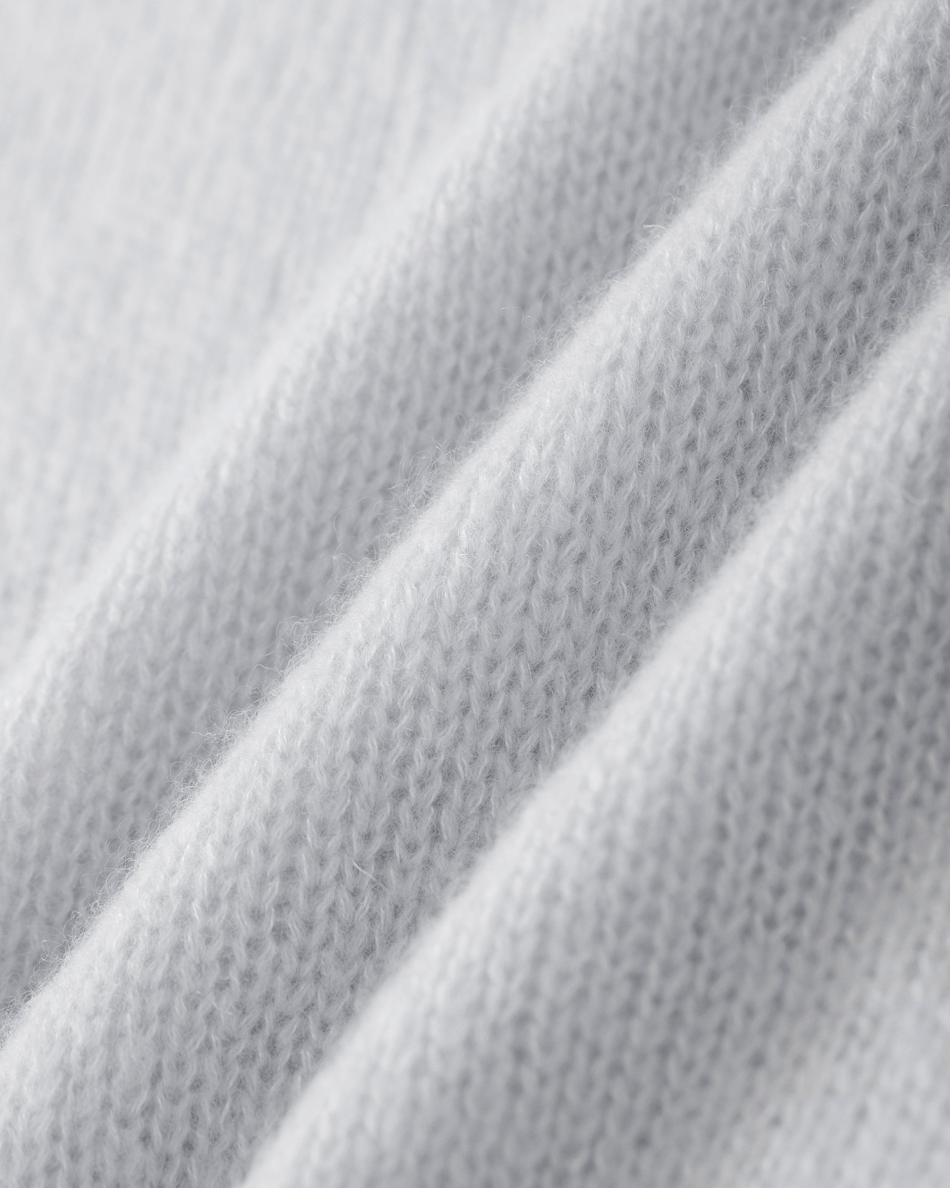 Damen Kurzarm-Pullover aus 75 % Kaschmir und 25 % Seide in bluish white (hellblau) – mittelschwerer, glatt gestrickter Pullover in kastiger, kurzer und breiter Form mit Rundhalsausschnitt und Rippkragen, Raglan-Halbärmeln sowie Rippbündchen an Ärmeln und Saum