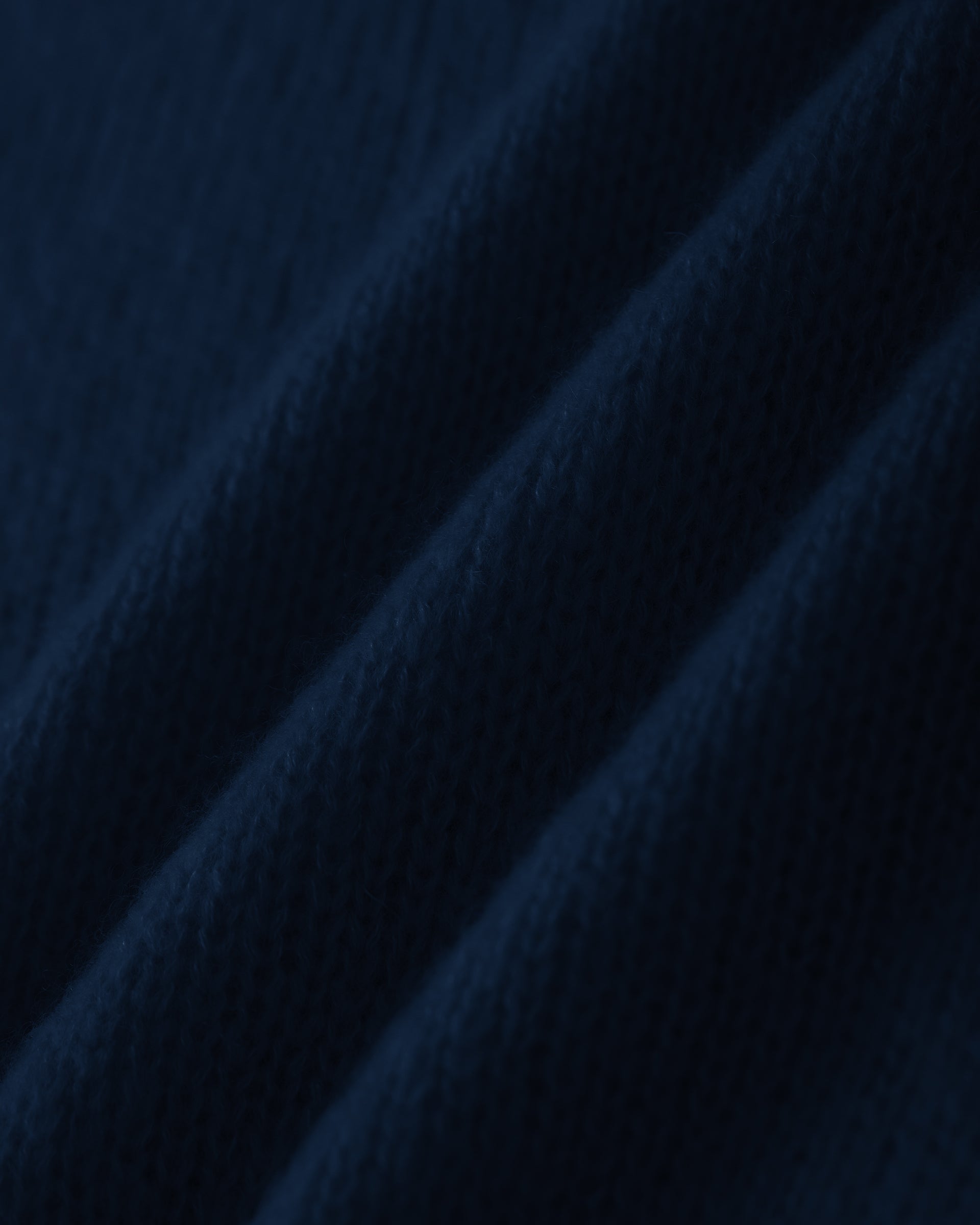 Damen Kurzarm-Pullover aus 75 % Kaschmir und 25 % Seide in french navy (dunkelblau) – mittelschwerer, glatt gestrickter Pullover in kastiger, kurzer und breiter Form mit Rundhalsausschnitt und Rippkragen, Raglan-Halbärmeln sowie Rippbündchen an Ärmeln und Saum