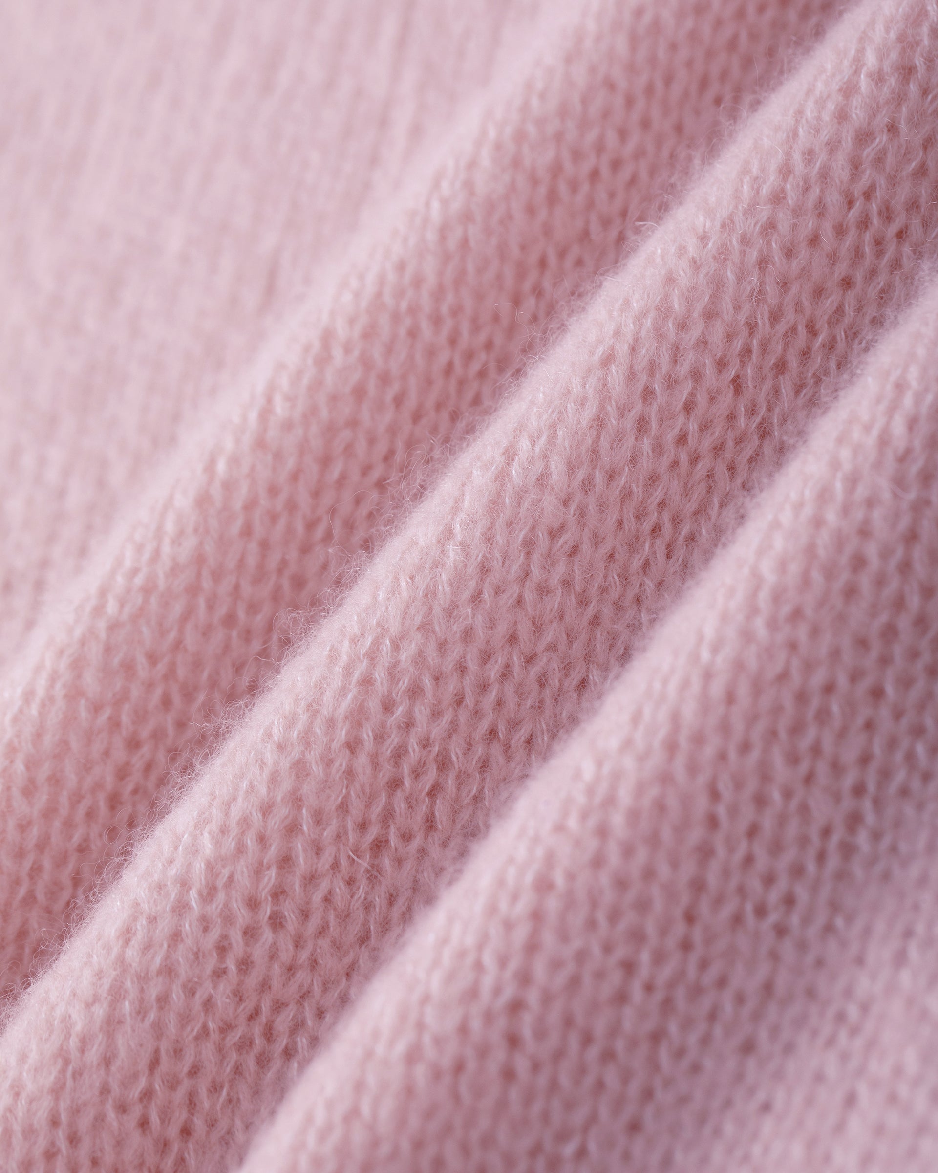 Damen Kurzarm-Pullover aus 75 % Kaschmir und 25 % Seide in light raspberry (rosa) – mittelschwerer, glatt gestrickter Pullover in kastiger, kurzer und breiter Form mit Rundhalsausschnitt und Rippkragen, Raglan-Halbärmeln sowie Rippbündchen an Ärmeln und Saum