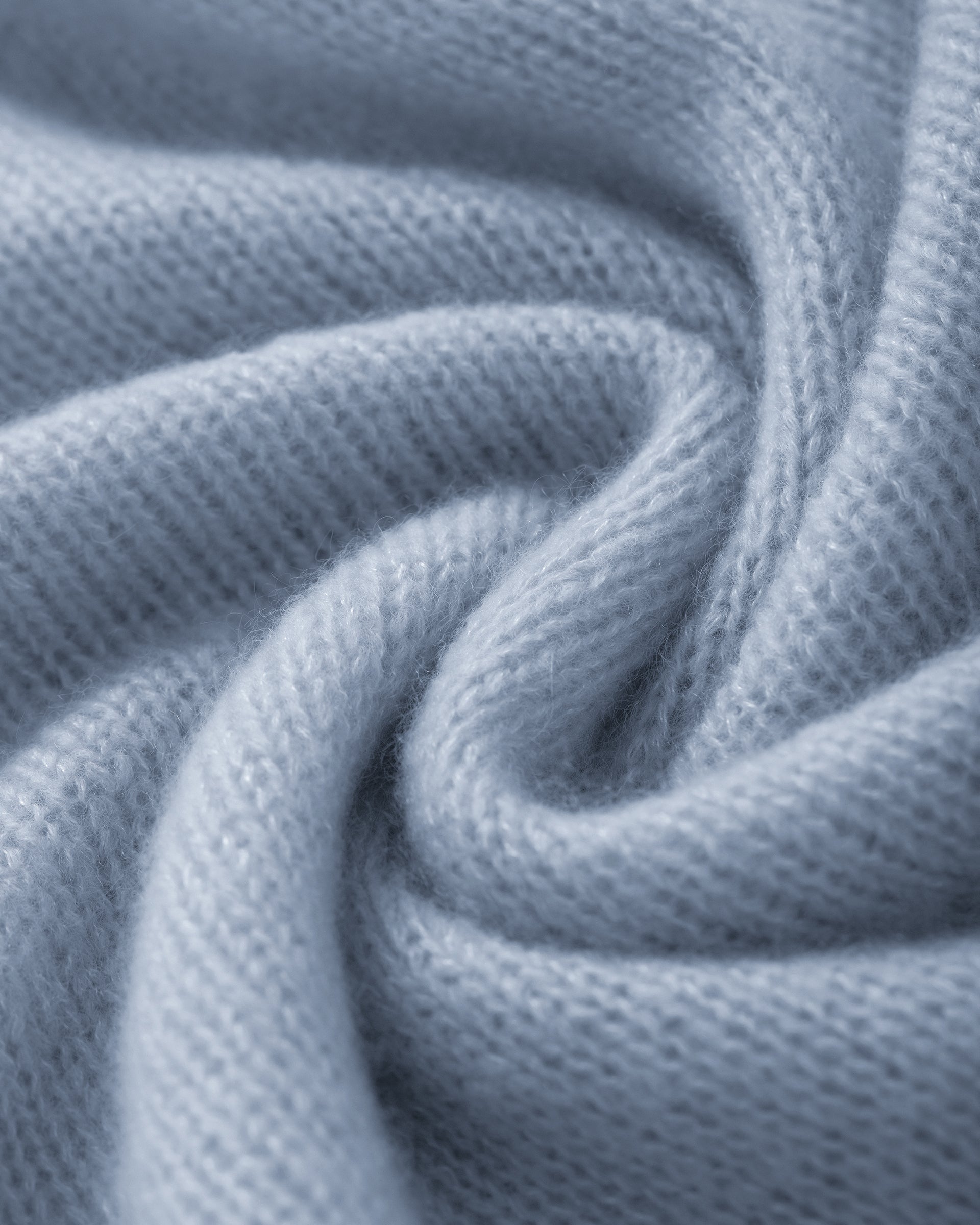 Damen Kurzarm-Pullover aus 75 % Kaschmir und 25 % Seide in sky blue (blau) – mittelschwerer, glatt gestrickter Pullover in kastiger, kurzer und breiter Form mit Rundhalsausschnitt und Rippkragen, Raglan-Halbärmeln sowie Rippbündchen an Ärmeln und Saum