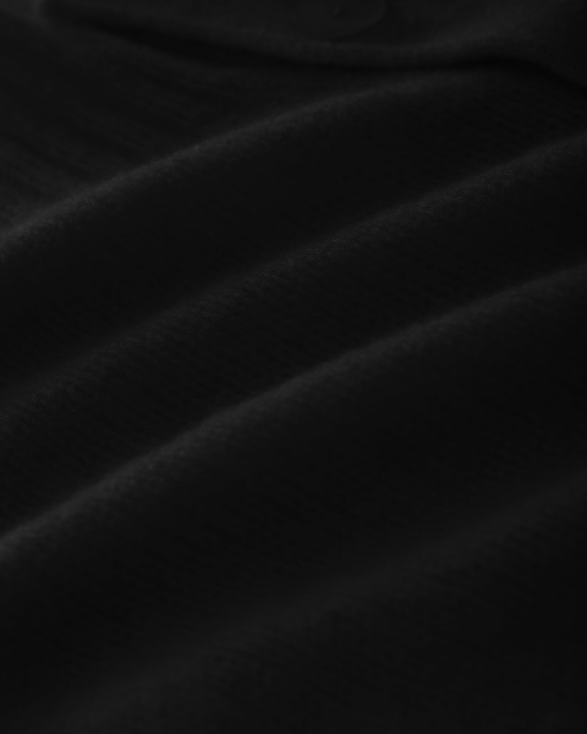 Damen Kurzarm-Jacket aus 75 % Kaschmir und 25 % Seide in black (schwarz) – mittelschwerer, glatt gestrickter Style in körperbetonter Passform mit Knopfleiste aus Kunststoff, klassischer Schulter, leichten Puff-Halbärmeln sowie Rippbündchen und hohem Ripp-Saum