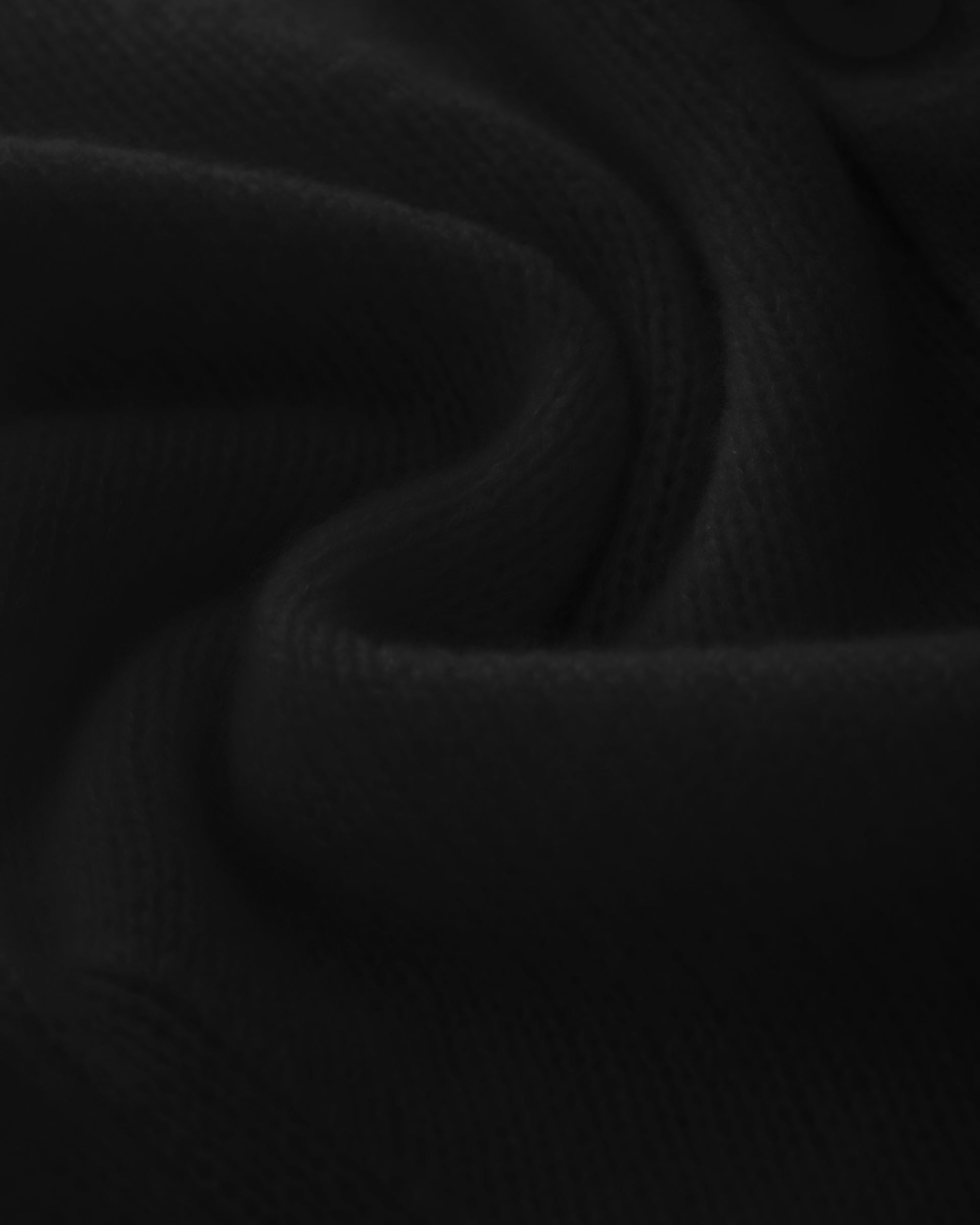 Damen Kurzarm-Jacket aus 75 % Kaschmir und 25 % Seide in black (schwarz) – mittelschwerer, glatt gestrickter Style in körperbetonter Passform mit Knopfleiste aus Kunststoff, klassischer Schulter, leichten Puff-Halbärmeln sowie Rippbündchen und hohem Ripp-Saum