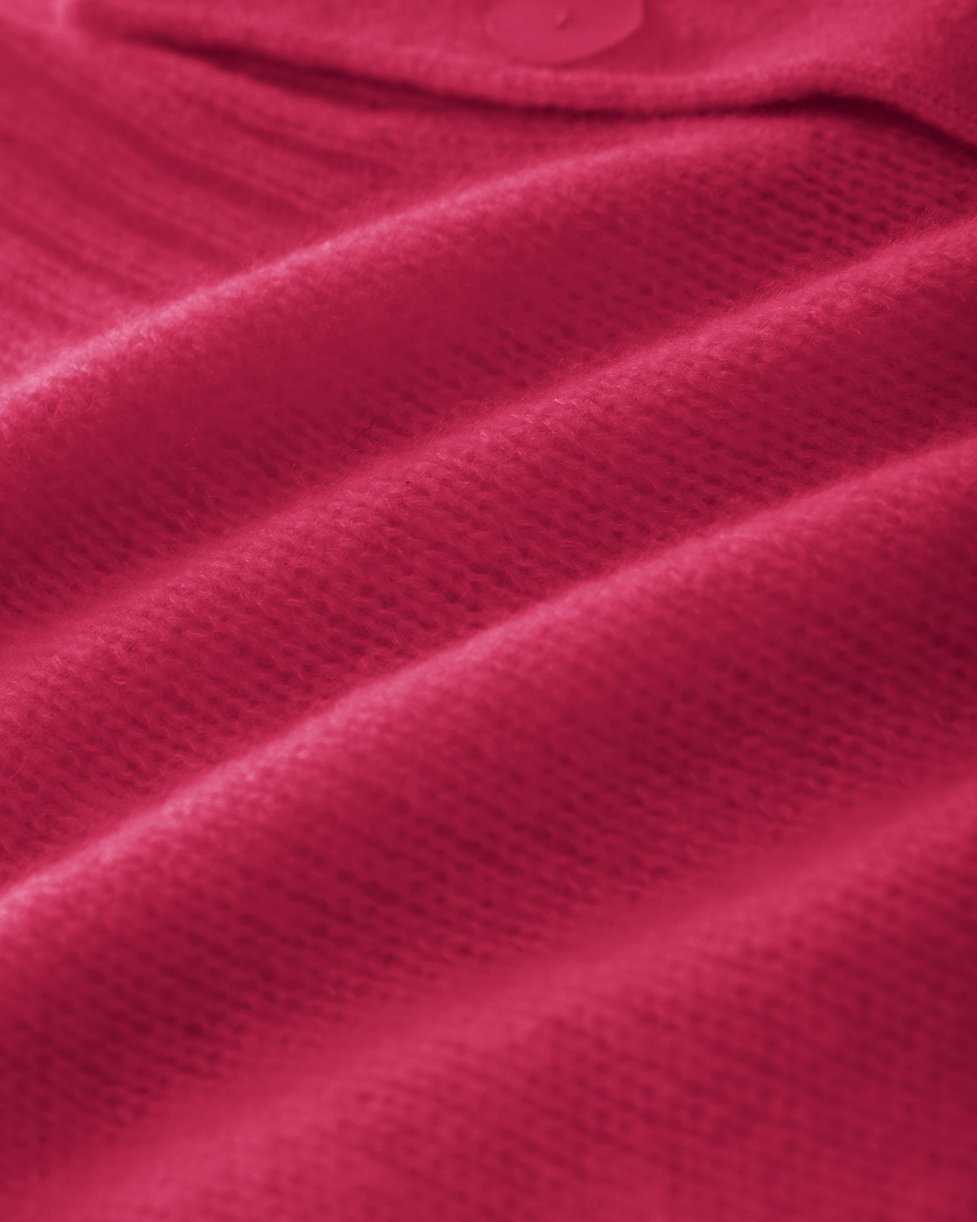 Damen Kurzarm-Jacket aus 75 % Kaschmir und 25 % Seide in cerise (pink) – mittelschwerer, glatt gestrickter Style in körperbetonter Passform mit Knopfleiste aus Kunststoff, klassischer Schulter, leichten Puff-Halbärmeln sowie Rippbündchen und hohem Ripp-Saum