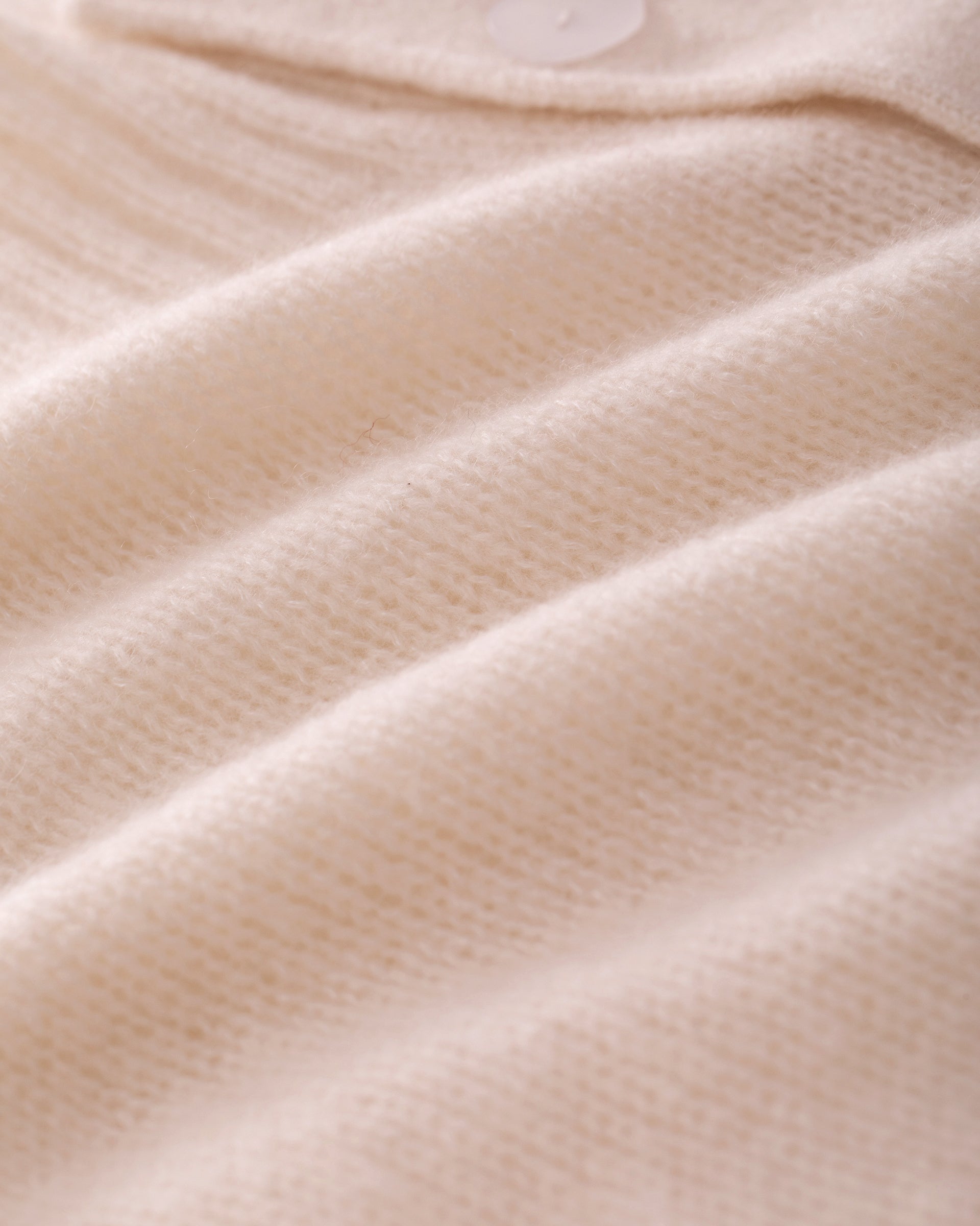 Damen Kurzarm-Jacket aus 75 % Kaschmir und 25 % Seide in cherry blossom (hellorange) – mittelschwerer, glatt gestrickter Style in körperbetonter Passform mit Knopfleiste aus Kunststoff, klassischer Schulter, leichten Puff-Halbärmeln sowie Rippbündchen und hohem Ripp-Saum