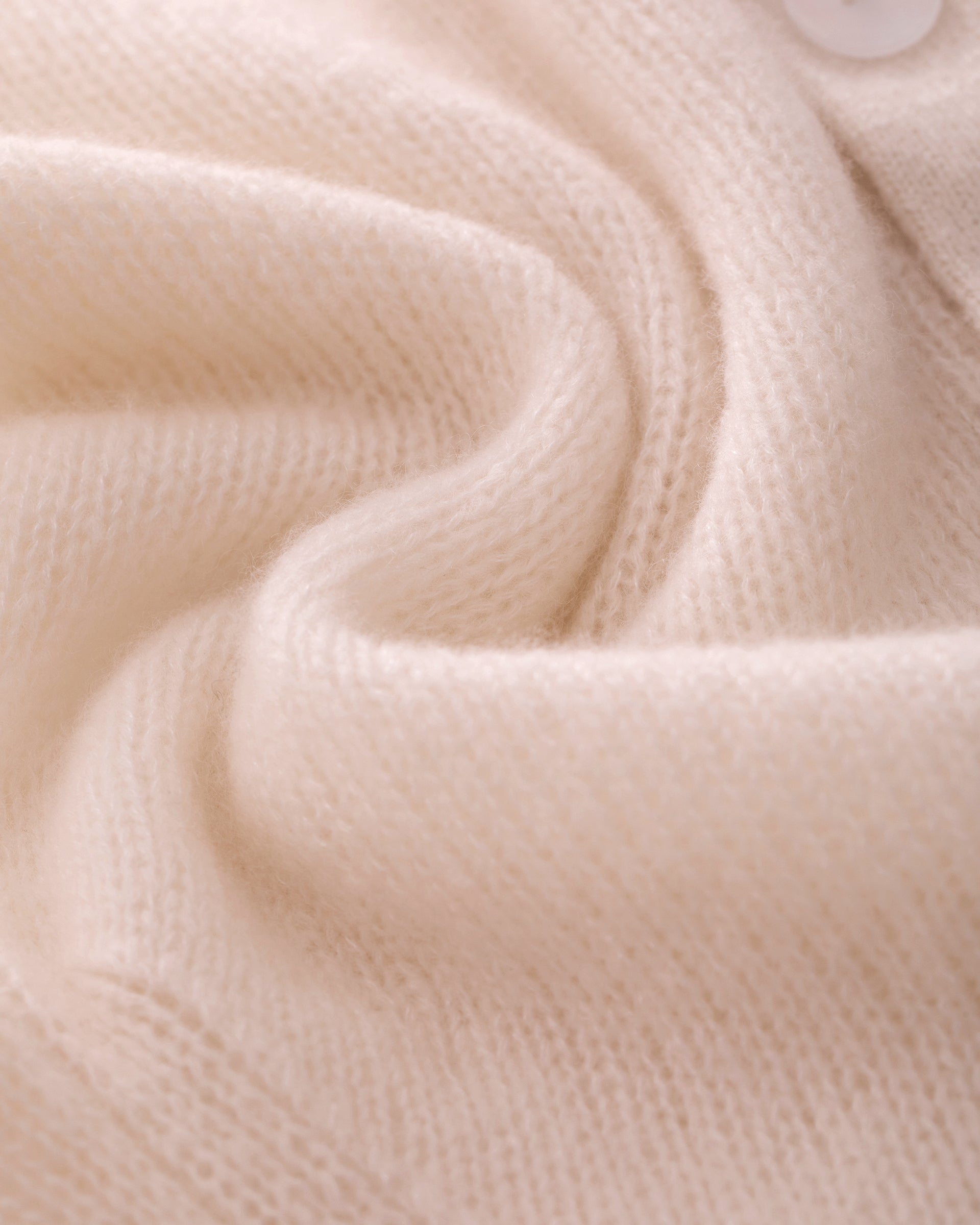 Damen Kurzarm-Jacket aus 75 % Kaschmir und 25 % Seide in cherry blossom (hellorange) – mittelschwerer, glatt gestrickter Style in körperbetonter Passform mit Knopfleiste aus Kunststoff, klassischer Schulter, leichten Puff-Halbärmeln sowie Rippbündchen und hohem Ripp-Saum