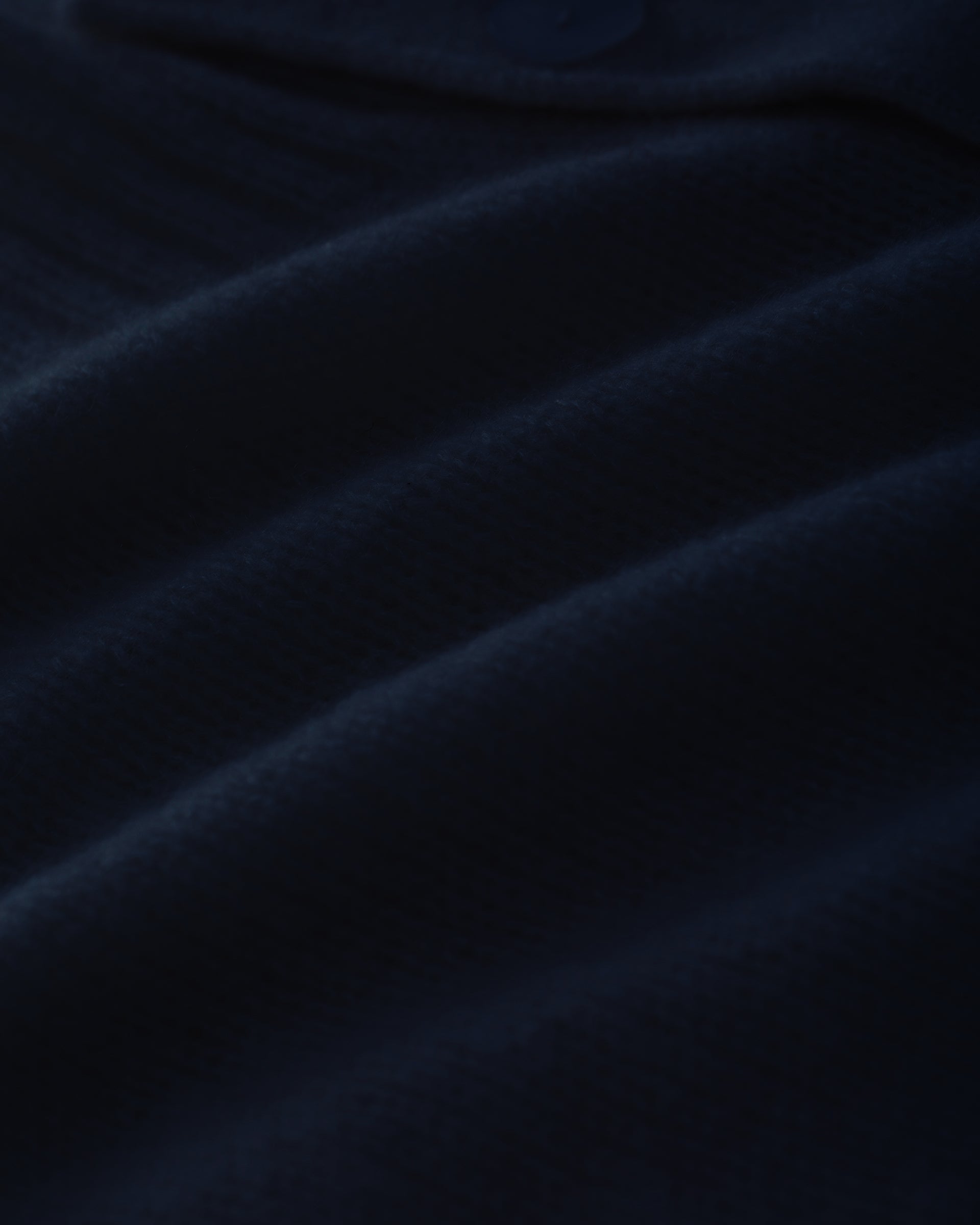 Damen Kurzarm-Jacket aus 75 % Kaschmir und 25 % Seide in french navy (dunkelblau) – mittelschwerer, glatt gestrickter Style in körperbetonter Passform mit Knopfleiste aus Kunststoff, klassischer Schulter, leichten Puff-Halbärmeln sowie Rippbündchen und hohem Ripp-Saum