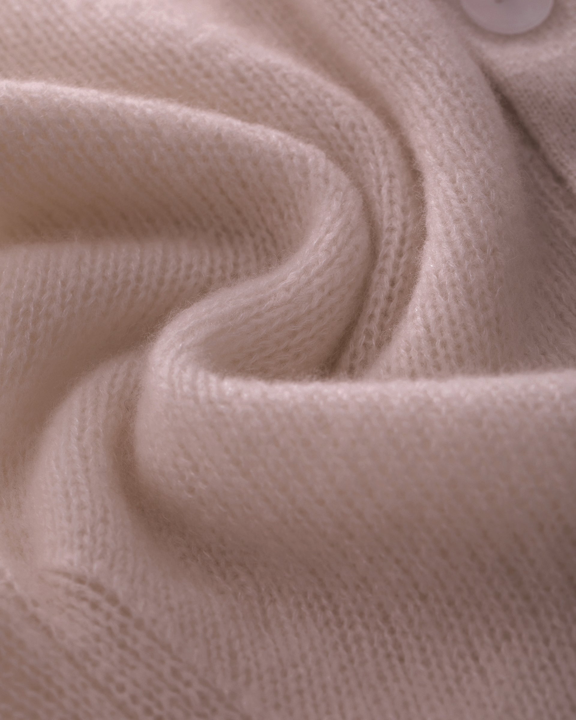Damen Kurzarm-Jacket aus 75 % Kaschmir und 25 % Seide in pinkish grey (rosa) – mittelschwerer, glatt gestrickter Style in körperbetonter Passform mit Knopfleiste aus Kunststoff, klassischer Schulter, leichten Puff-Halbärmeln sowie Rippbündchen und hohem Ripp-Saum